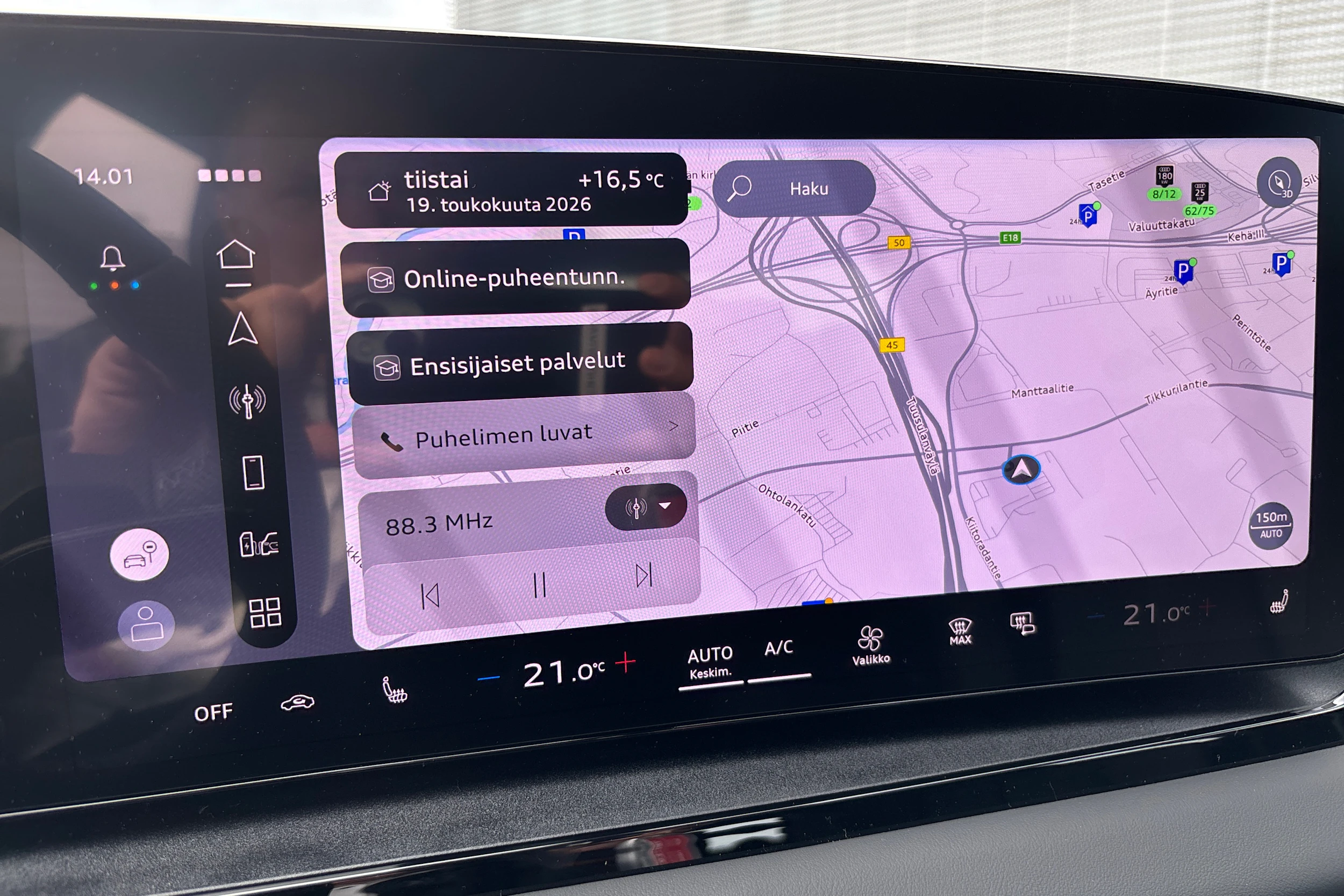 harmaa Audi Q6 e-tron 2026 kuva 12.