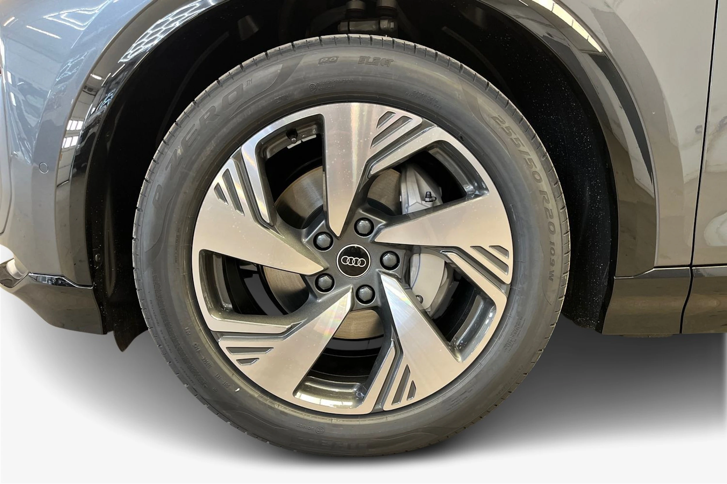 daytona harmaa Audi Q6 e-tron 2026 kuva 9.