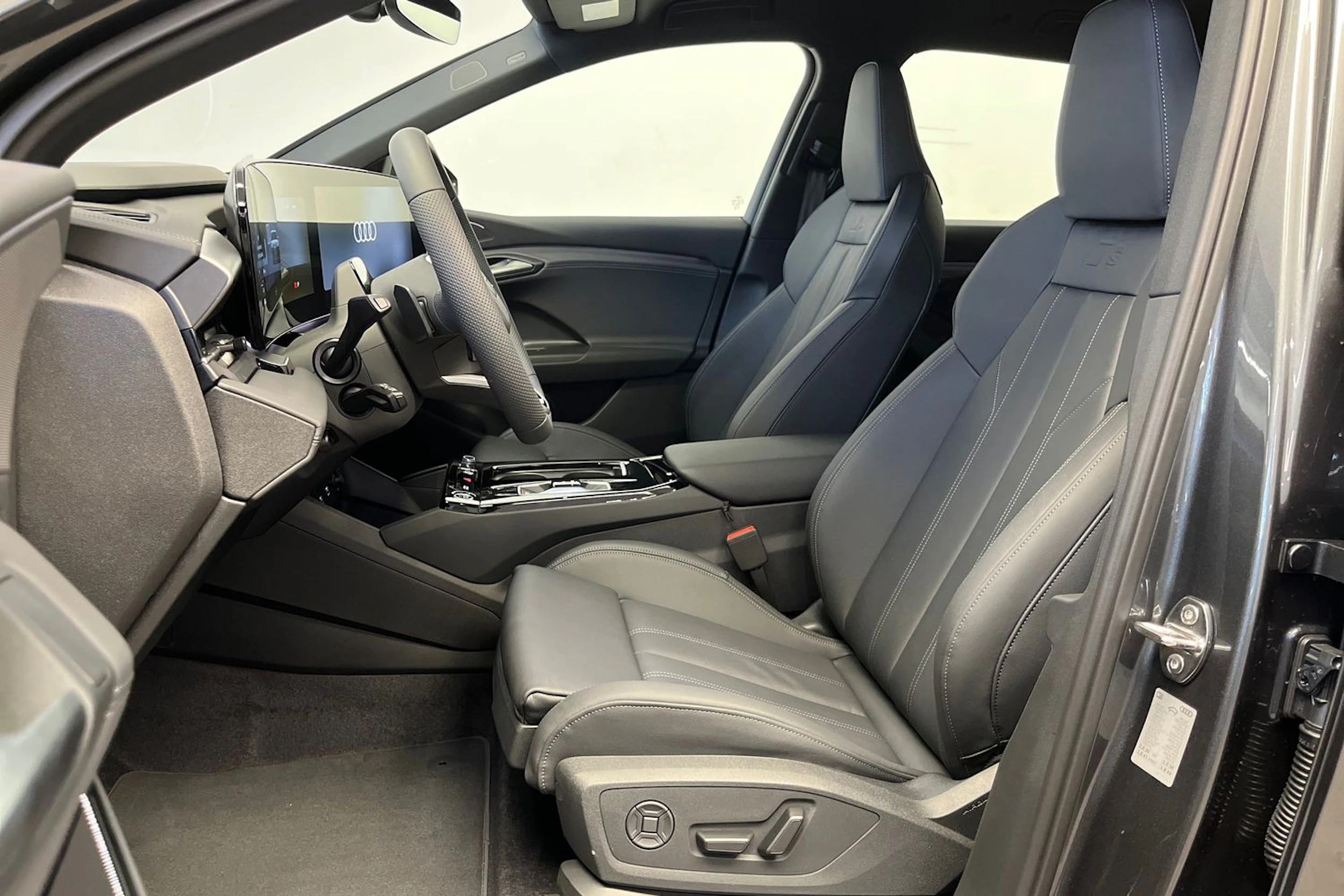 daytona harmaa Audi Q6 e-tron 2026 kuva 17.