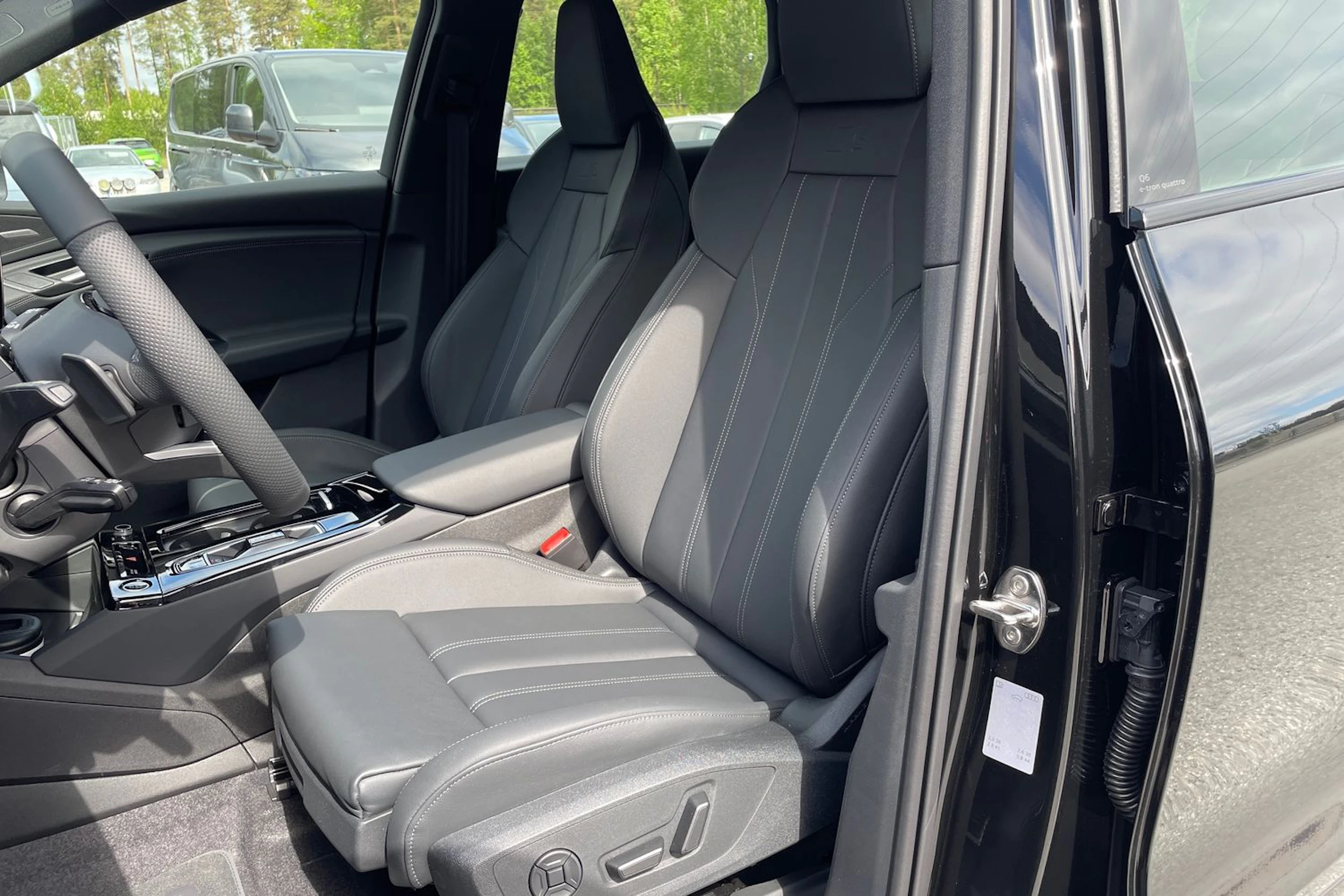 musta Audi Q6 e-tron 2026 kuva 11.