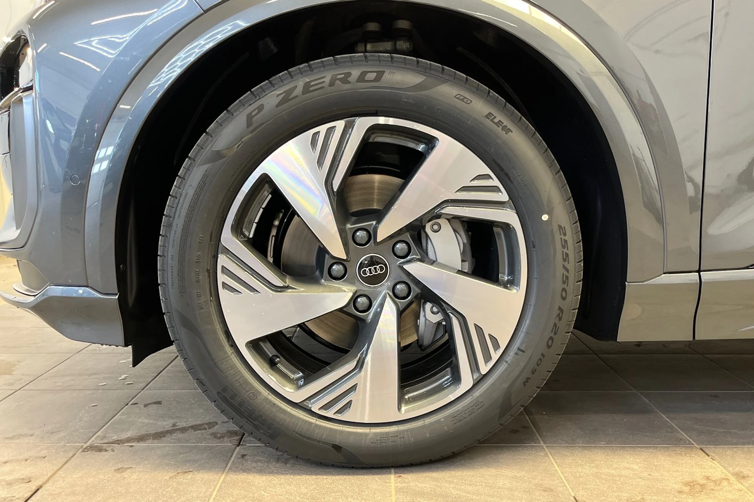 daytona harmaa Audi Q6 e-tron 2026 kuva 10.