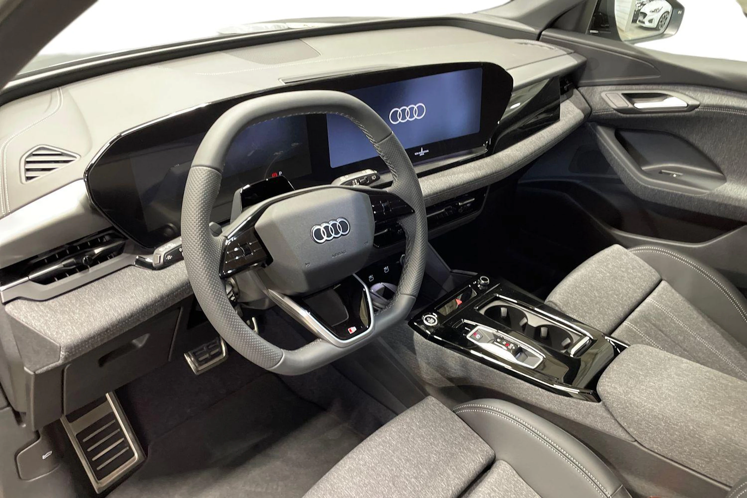 harmaa Audi Q6 e-tron 2026 kuva 6.