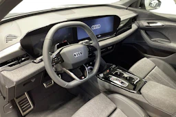 harmaa Audi Q6 e-tron 2026 kuva 6.