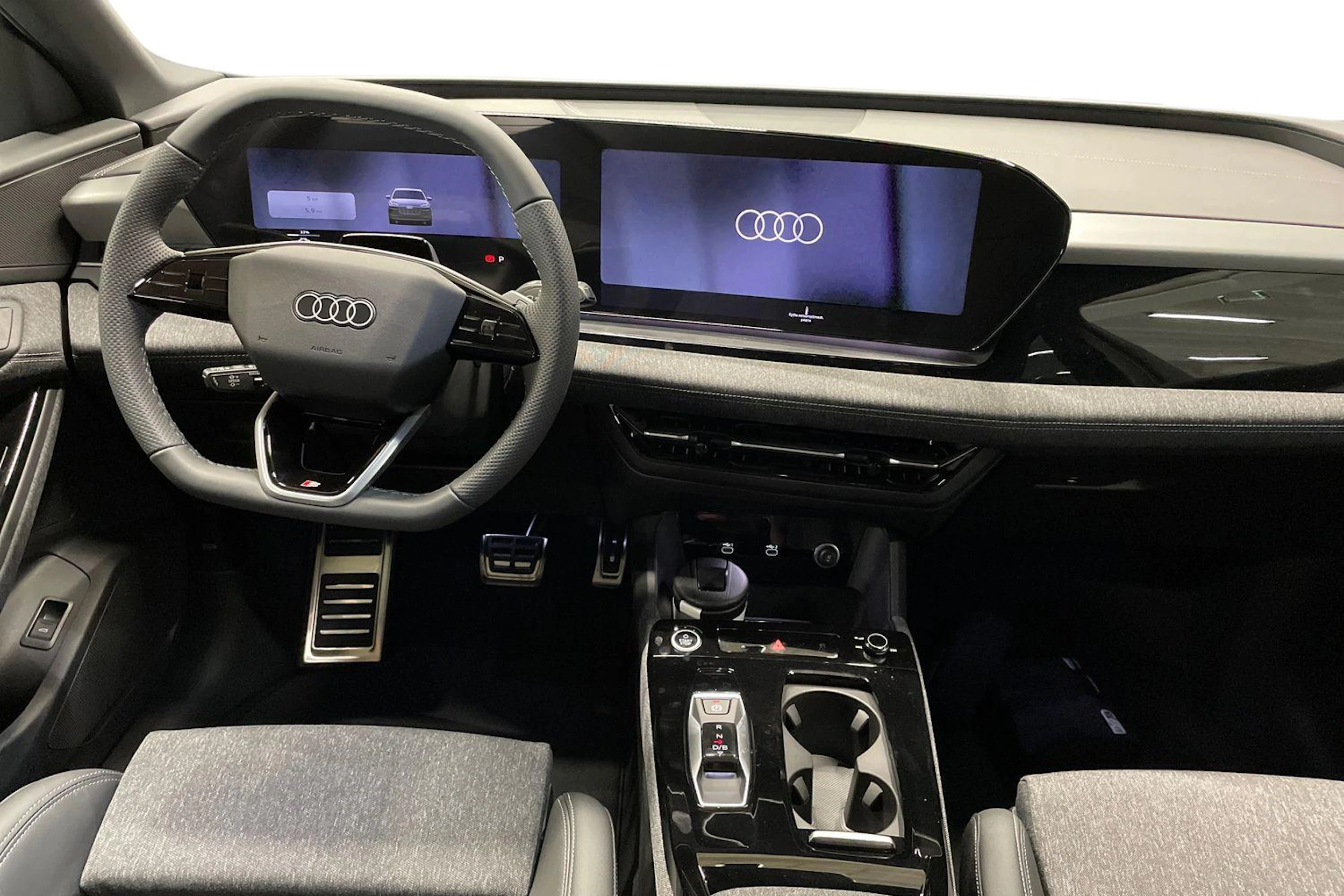 harmaa Audi Q6 e-tron 2026 kuva 7.