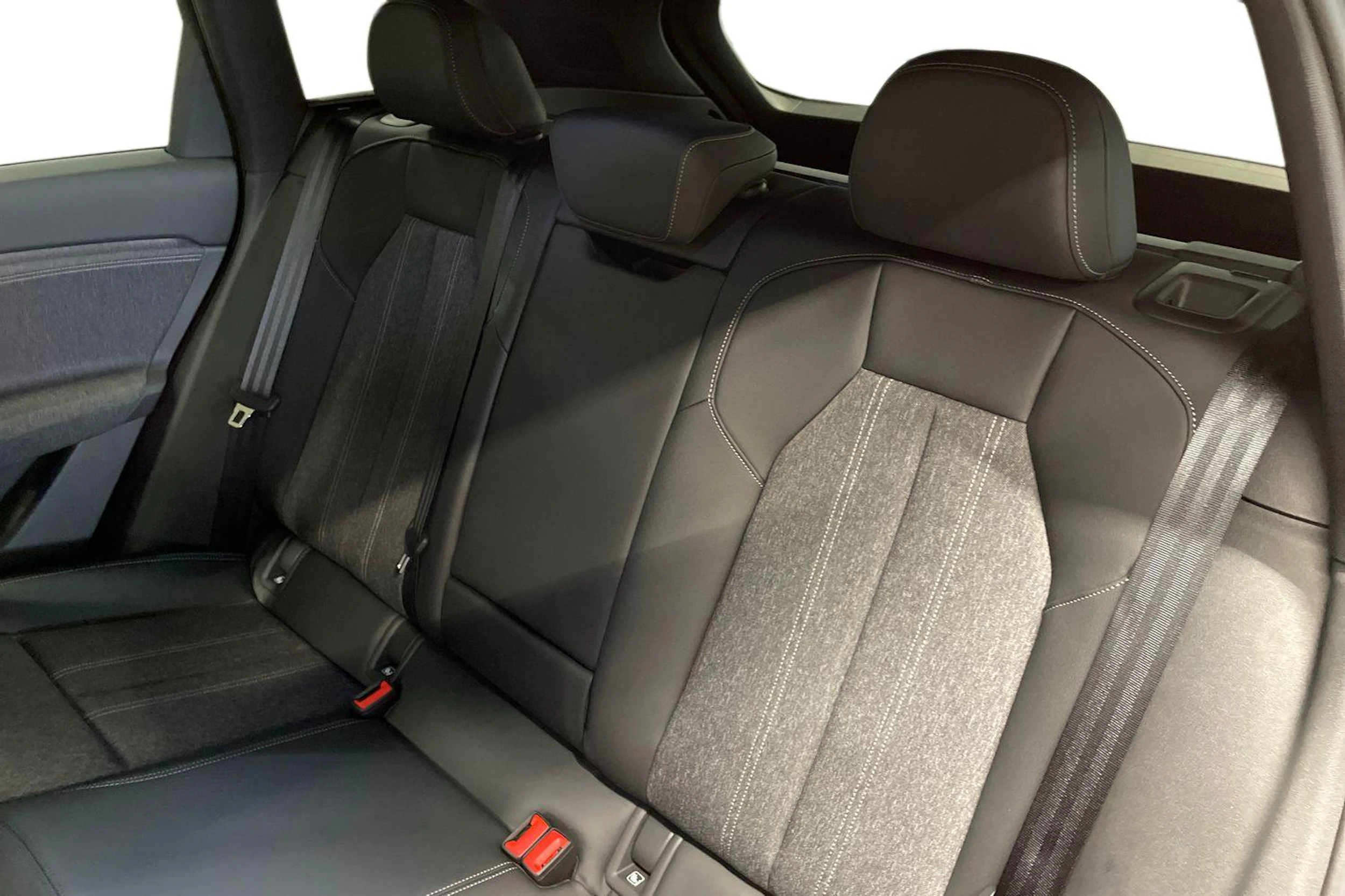 harmaa Audi Q6 e-tron 2026 kuva 8.