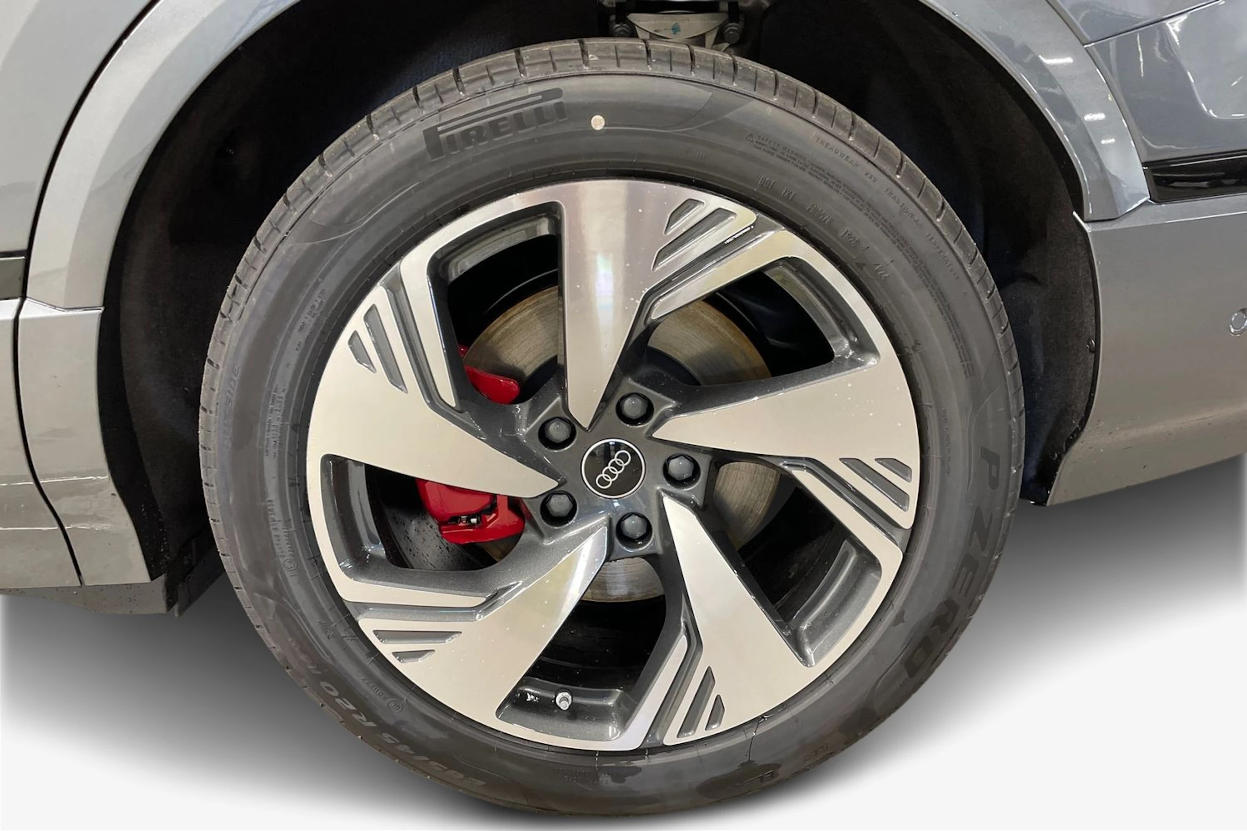 harmaa Audi Q6 e-tron 2026 kuva 9.