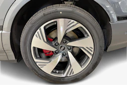 harmaa Audi Q6 e-tron 2026 kuva 9.