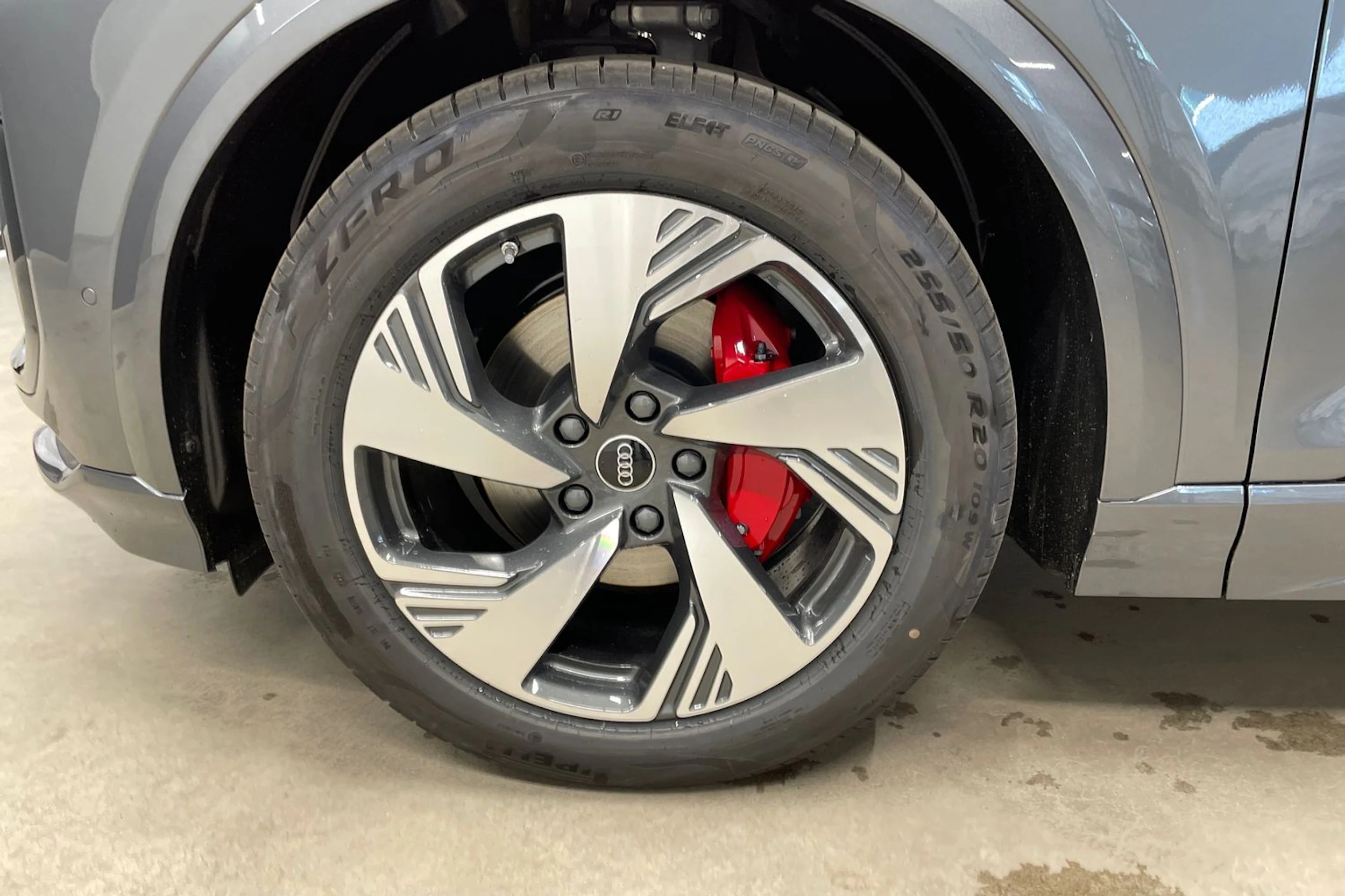 harmaa Audi Q6 e-tron 2026 kuva 10.
