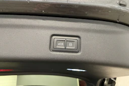 harmaa Audi Q6 e-tron 2026 kuva 12.