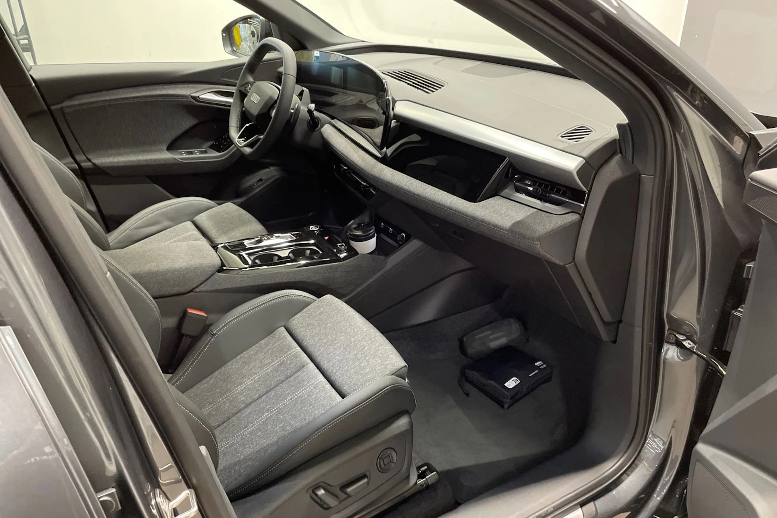 harmaa Audi Q6 e-tron 2026 kuva 14.