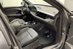 harmaa Audi Q6 e-tron 2026 kuva 14.