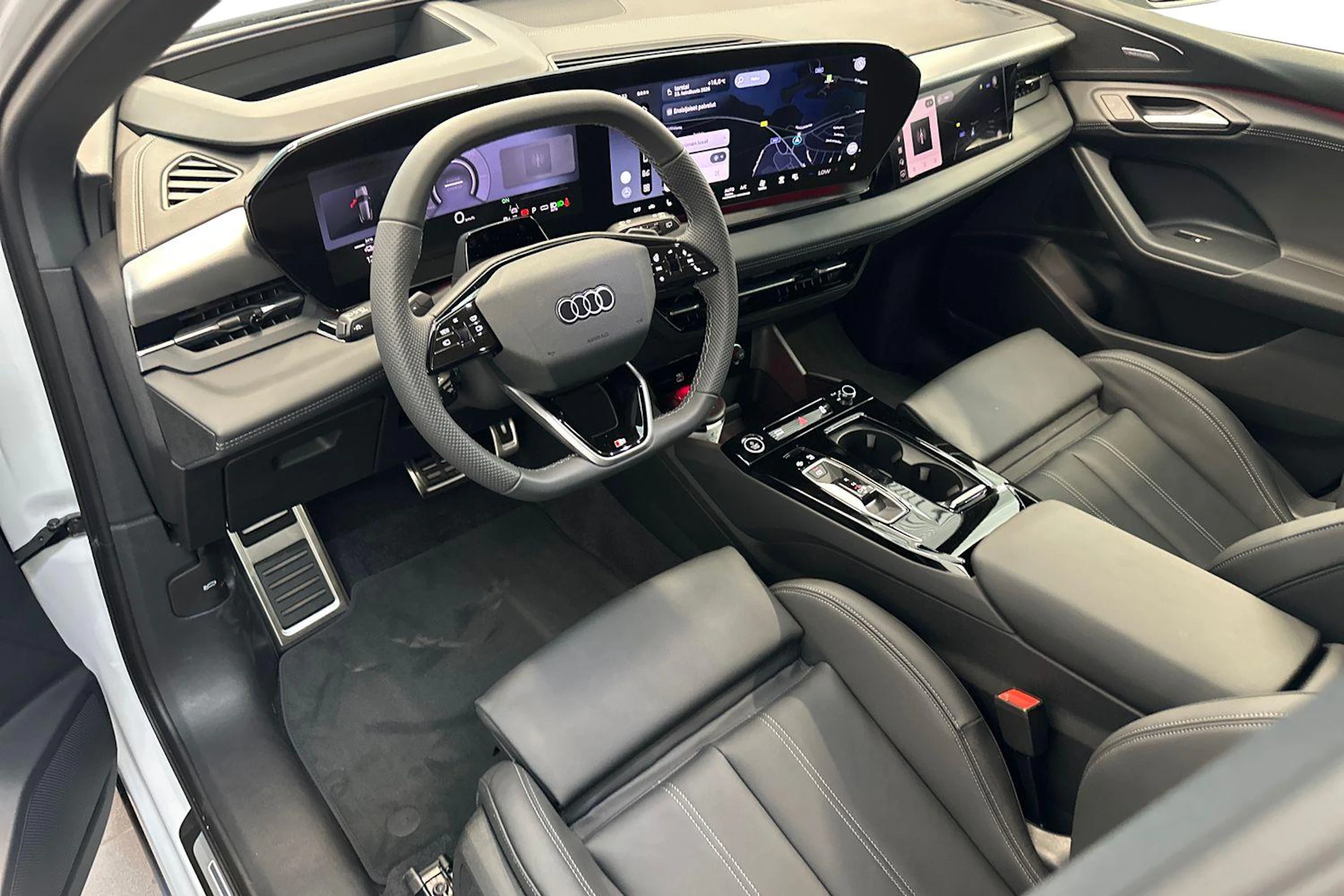 jäätikön valkoinen Audi Q6 e-tron 2026 kuva 6.