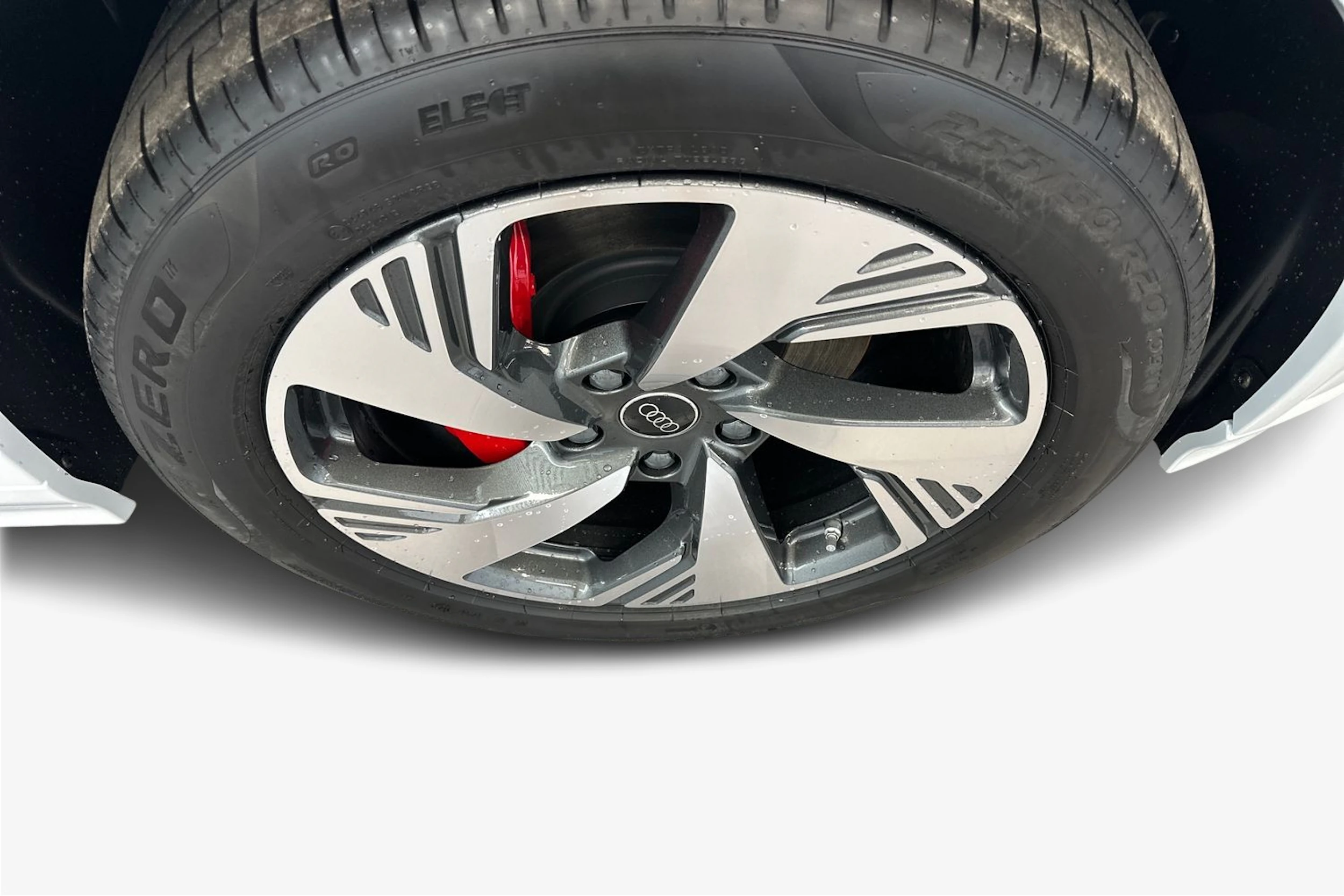 jäätikön valkoinen Audi Q6 e-tron 2026 kuva 9.