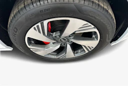 jäätikön valkoinen Audi Q6 e-tron 2026 kuva 9.