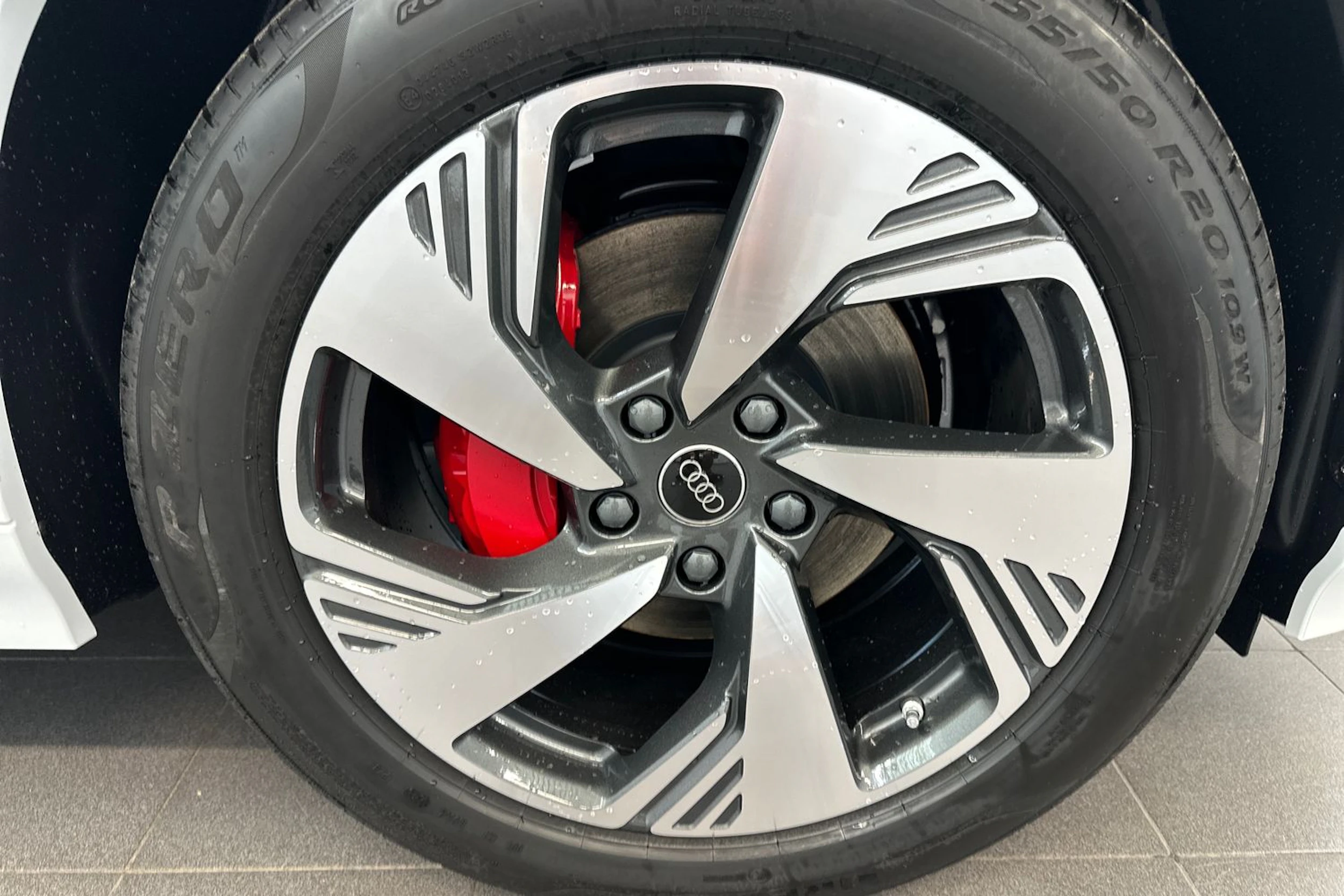 jäätikön valkoinen Audi Q6 e-tron 2026 kuva 10.