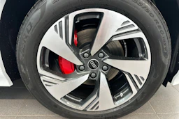 jäätikön valkoinen Audi Q6 e-tron 2026 kuva 10.