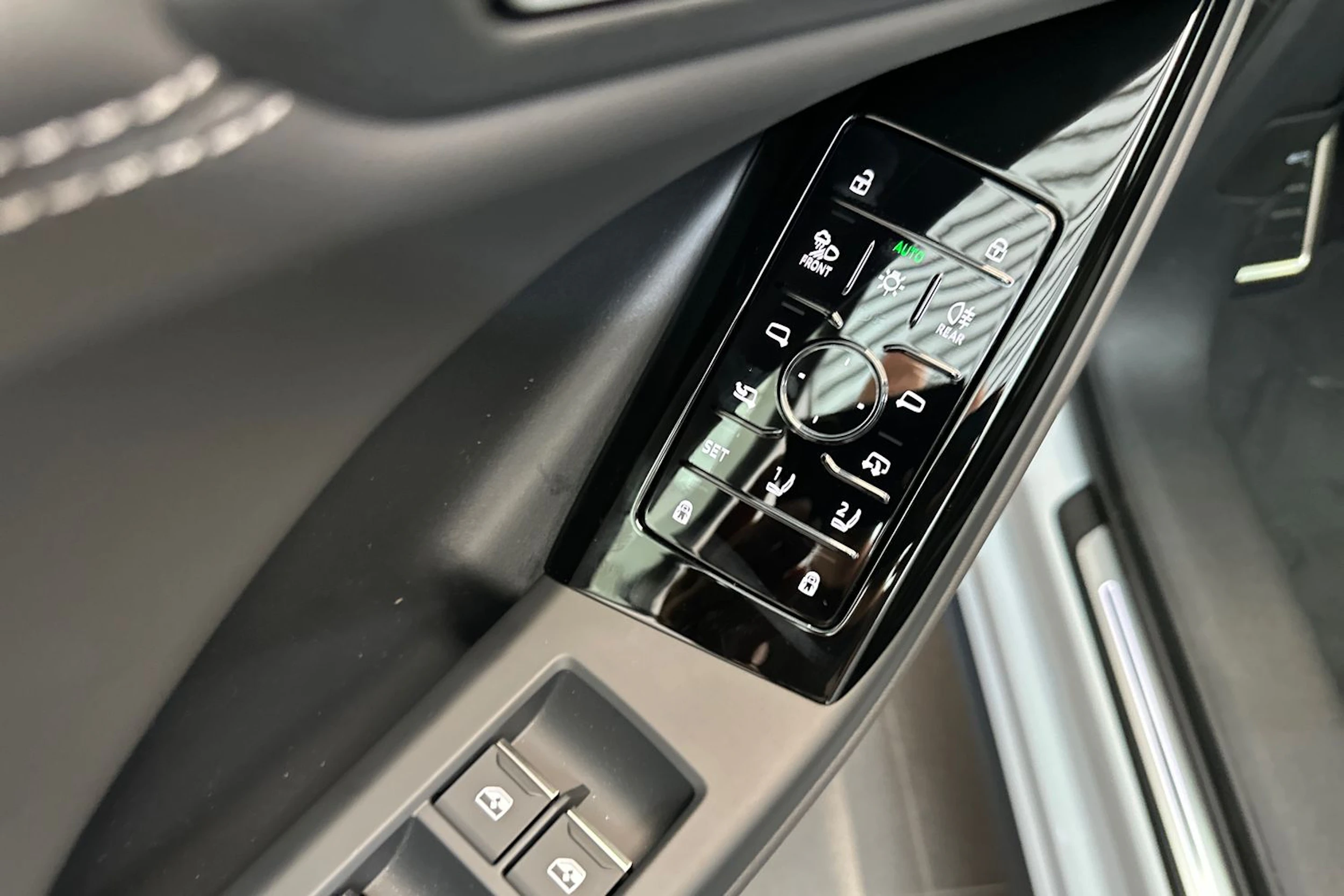 jäätikön valkoinen Audi Q6 e-tron 2026 kuva 11.