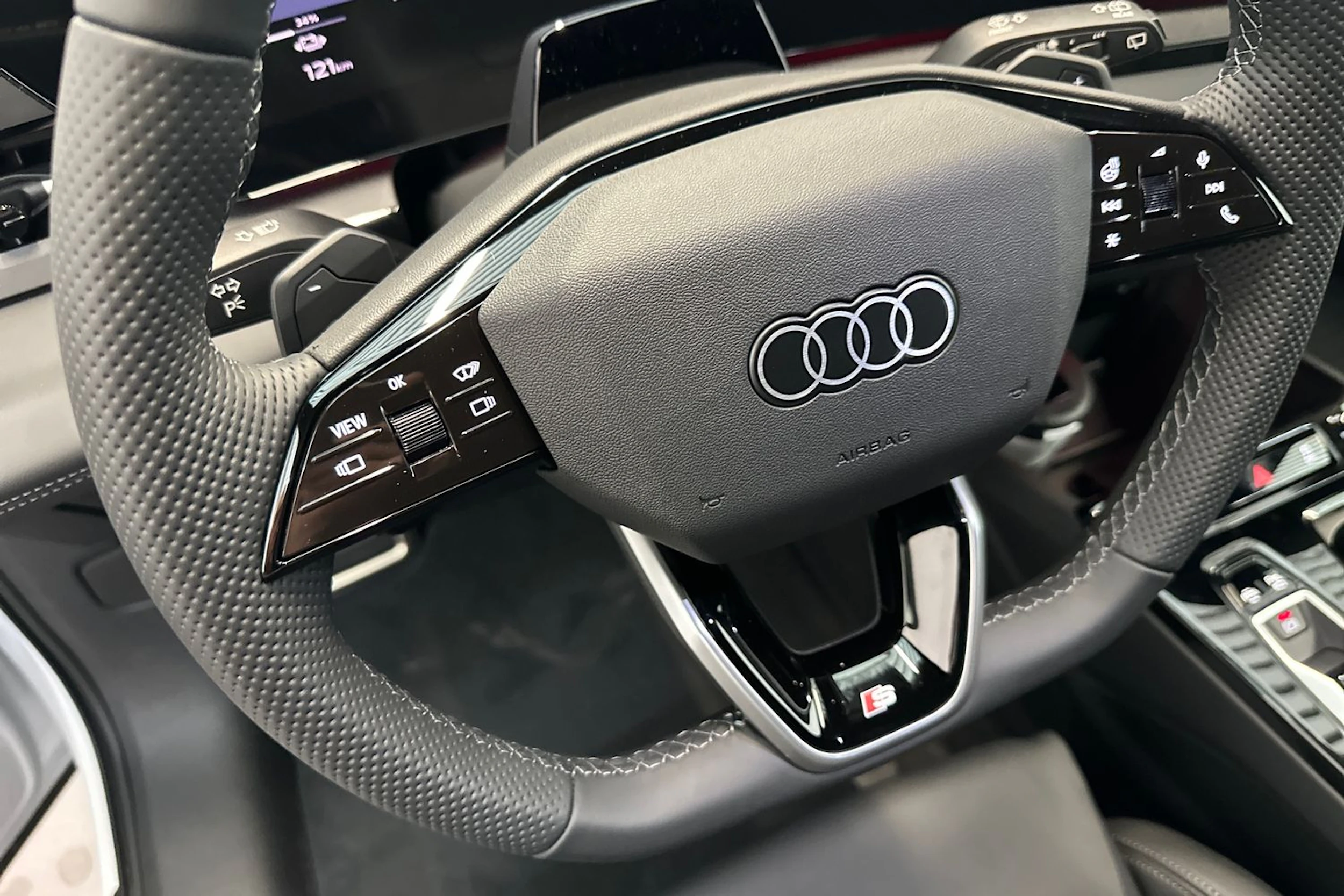 jäätikön valkoinen Audi Q6 e-tron 2026 kuva 12.