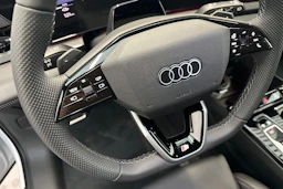jäätikön valkoinen Audi Q6 e-tron 2026 kuva 12.