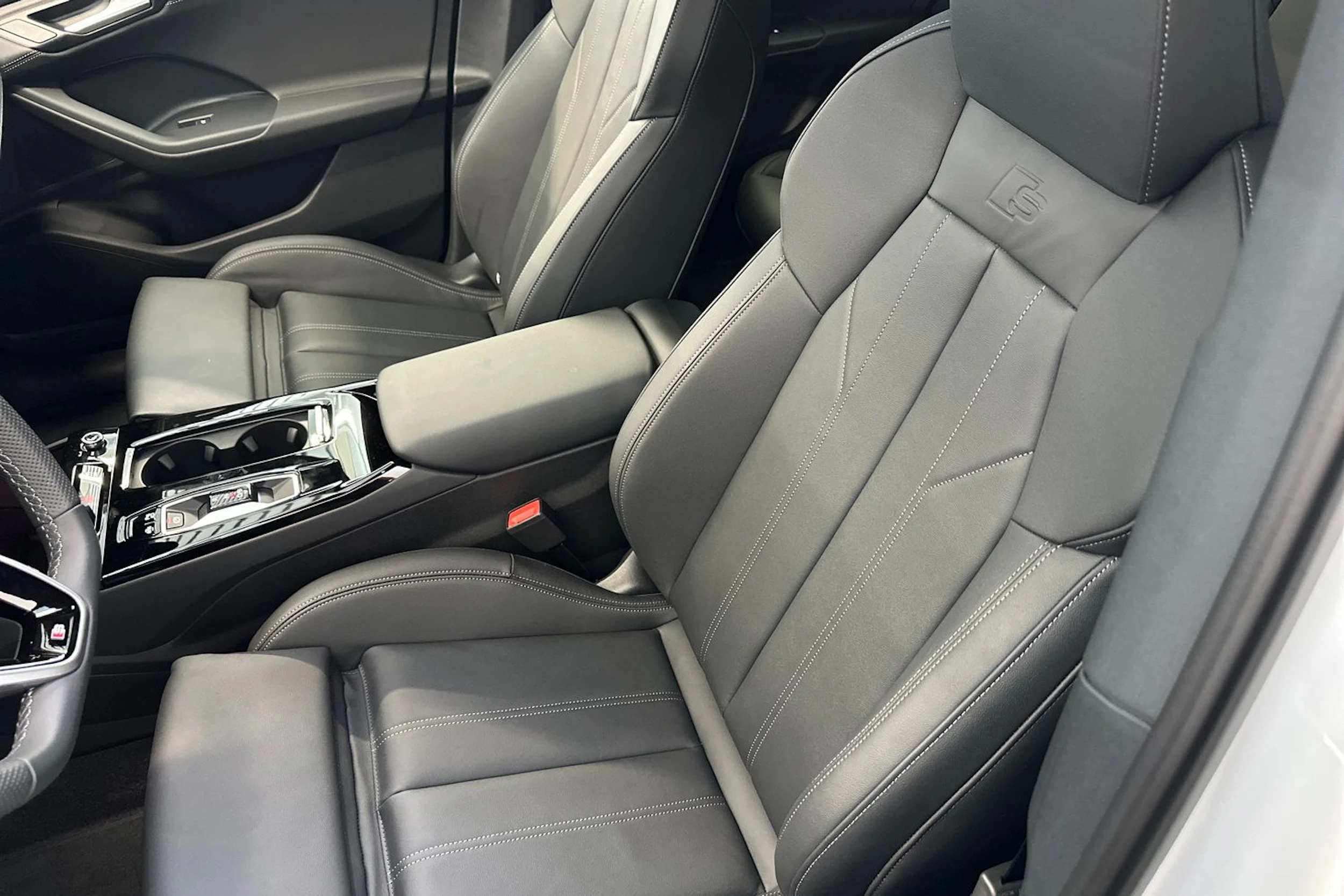 jäätikön valkoinen Audi Q6 e-tron 2026 kuva 14.