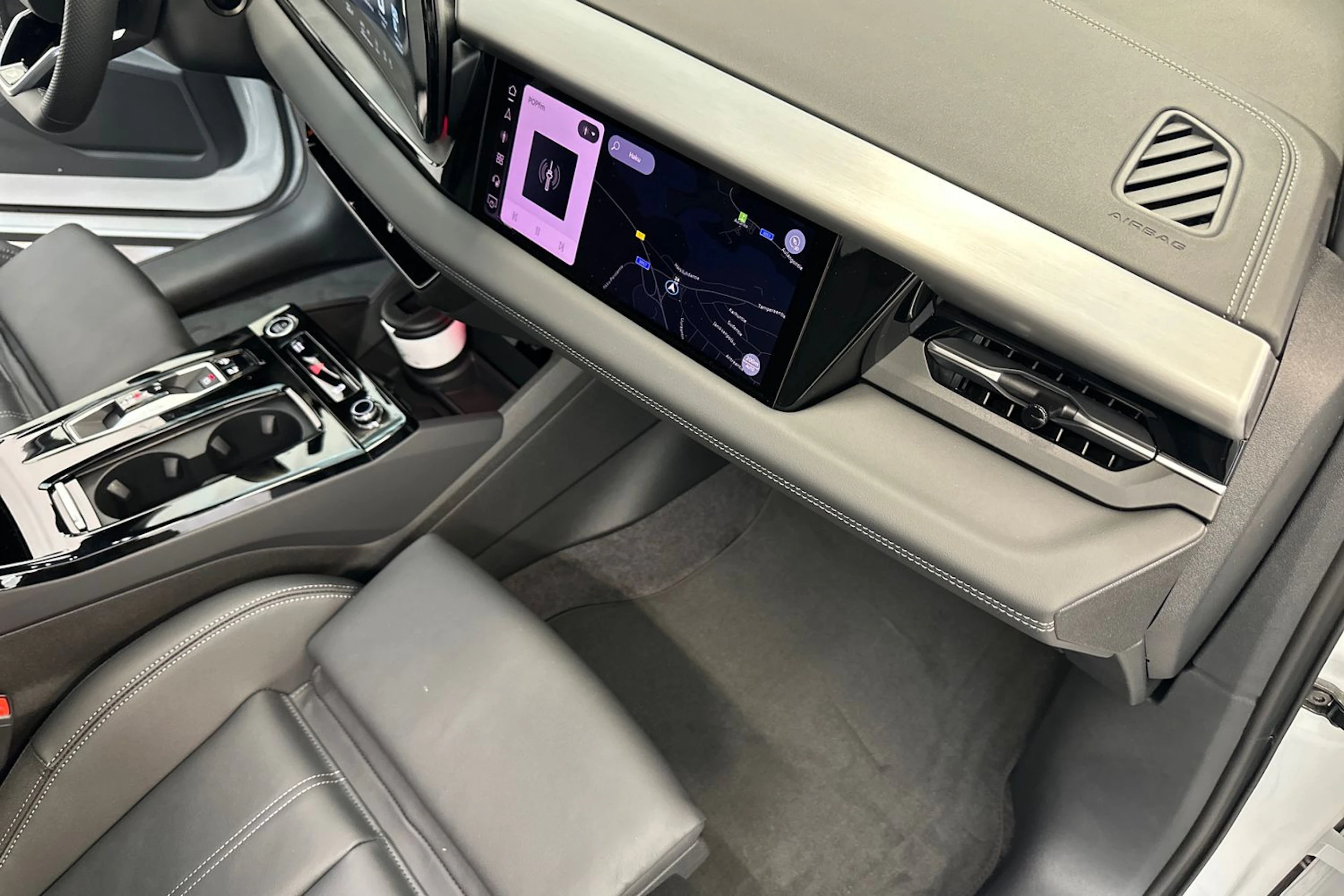 jäätikön valkoinen Audi Q6 e-tron 2026 kuva 19.