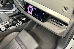 jäätikön valkoinen Audi Q6 e-tron 2026 kuva 19.