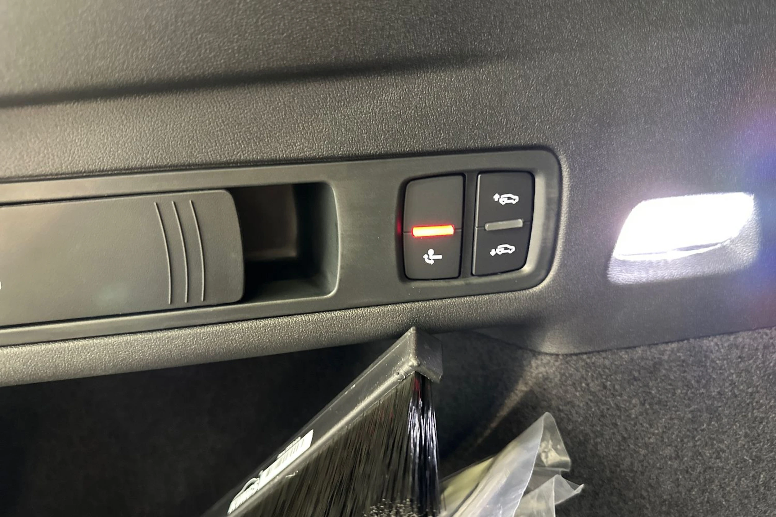 jäätikön valkoinen Audi Q6 e-tron 2026 kuva 25.