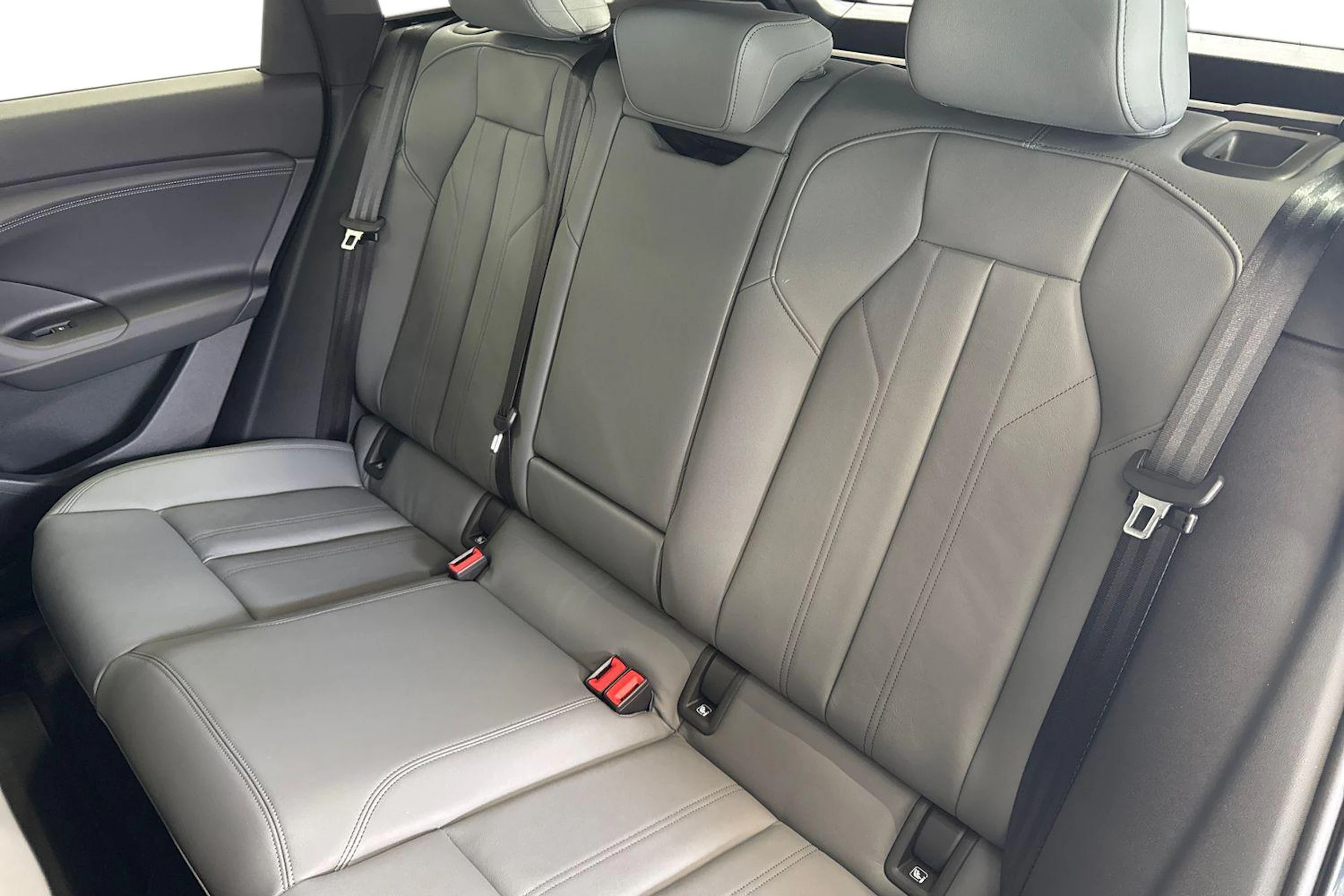 met. sininen Audi Q6 e-tron 2026 kuva 8.