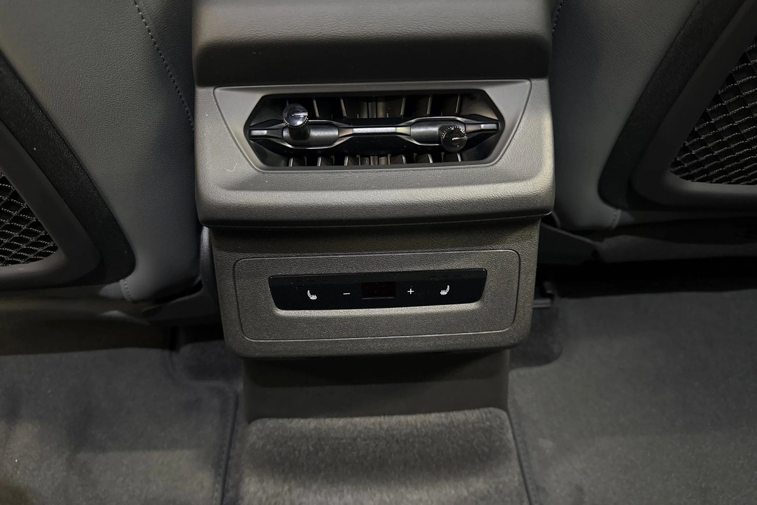 met. sininen Audi Q6 e-tron 2026 kuva 15.