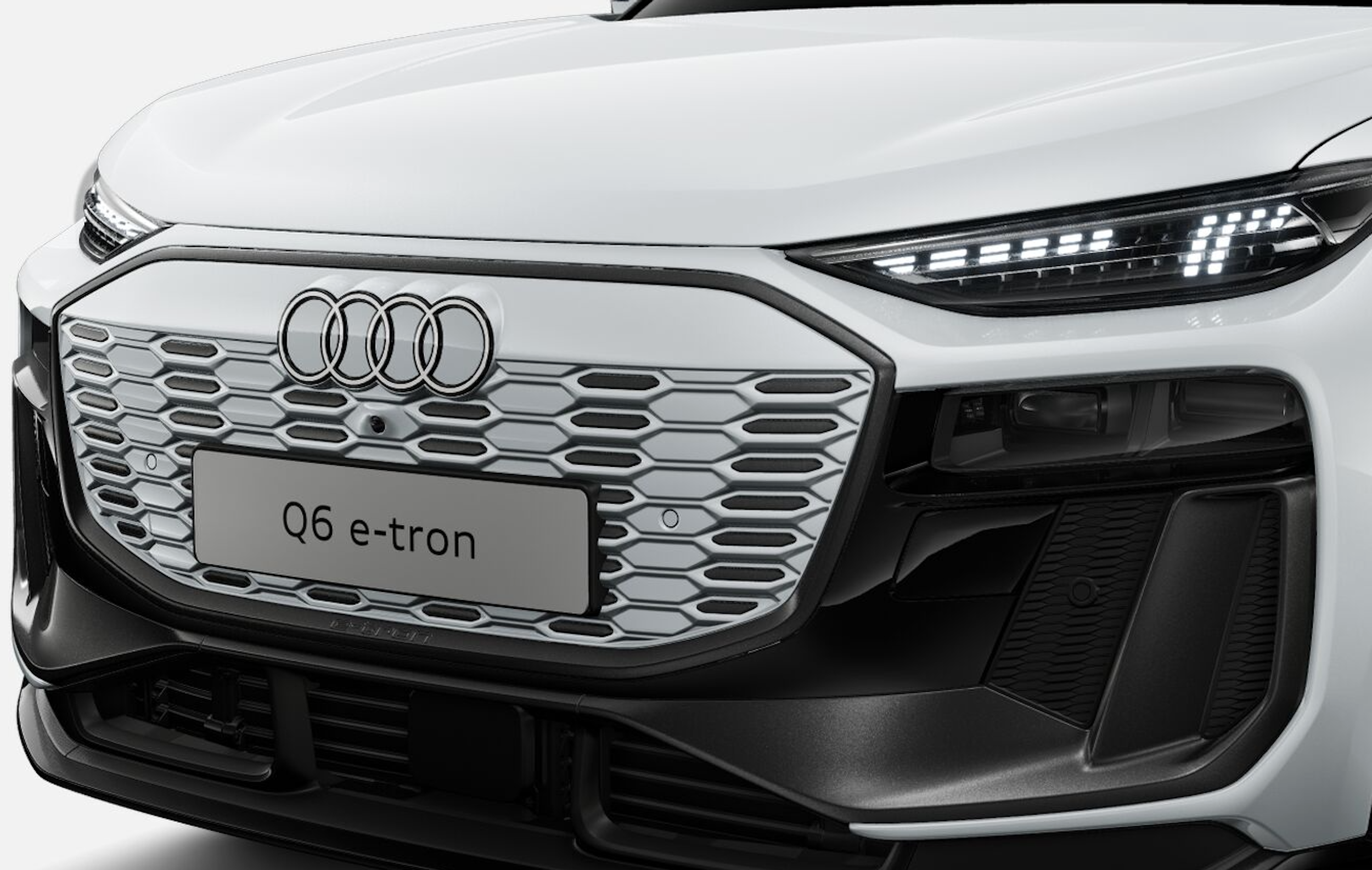 valkoinen Audi Q6 e-tron 2026 kuva 5.