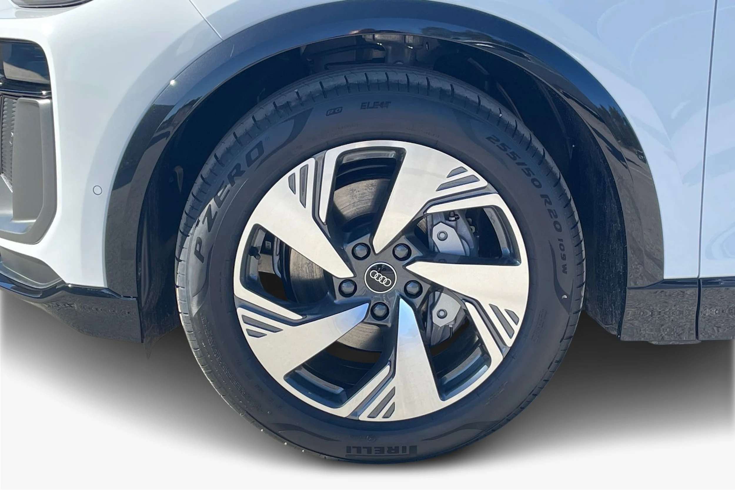 valkoinen Audi Q6 e-tron 2026 kuva 9.