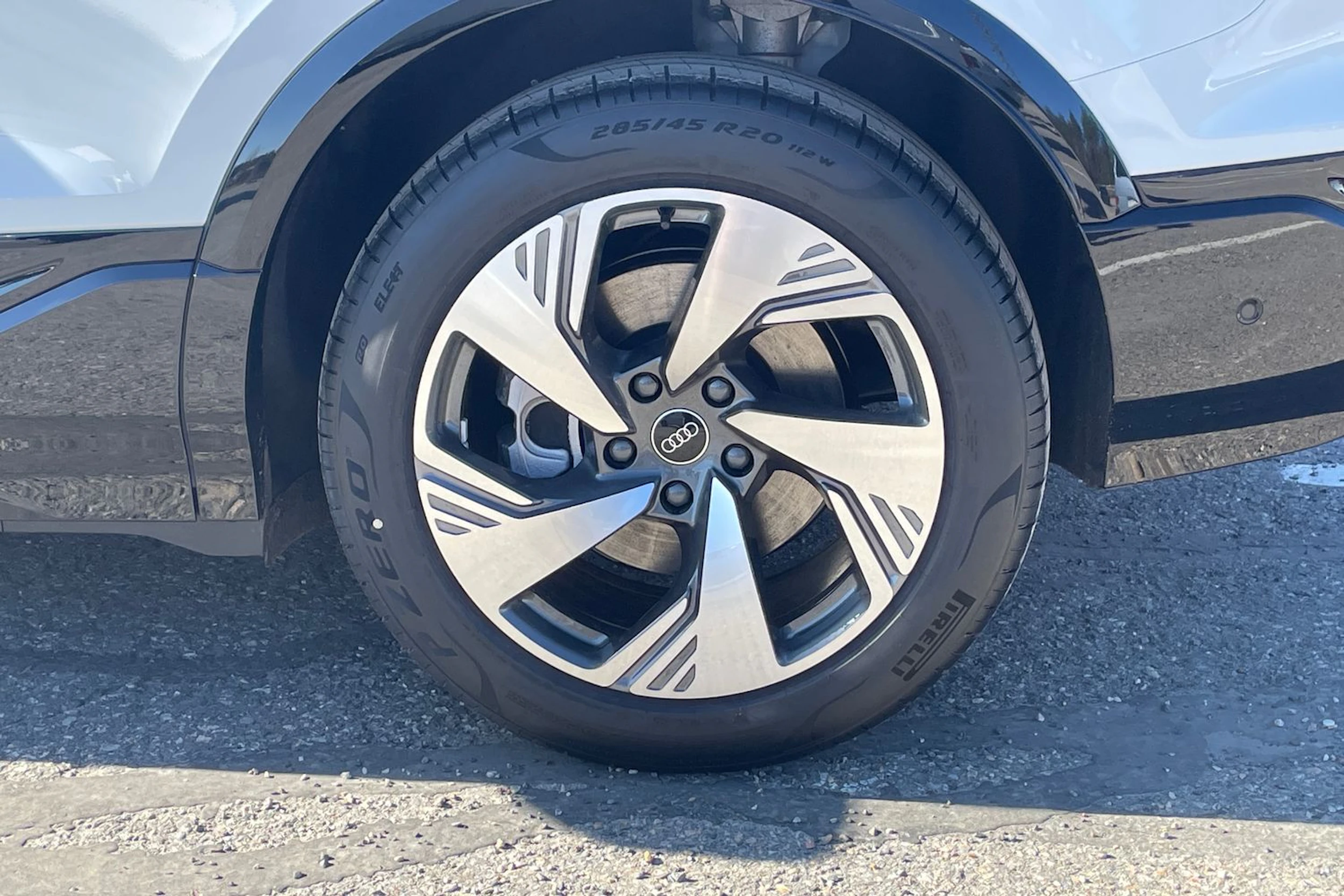 valkoinen Audi Q6 e-tron 2026 kuva 10.