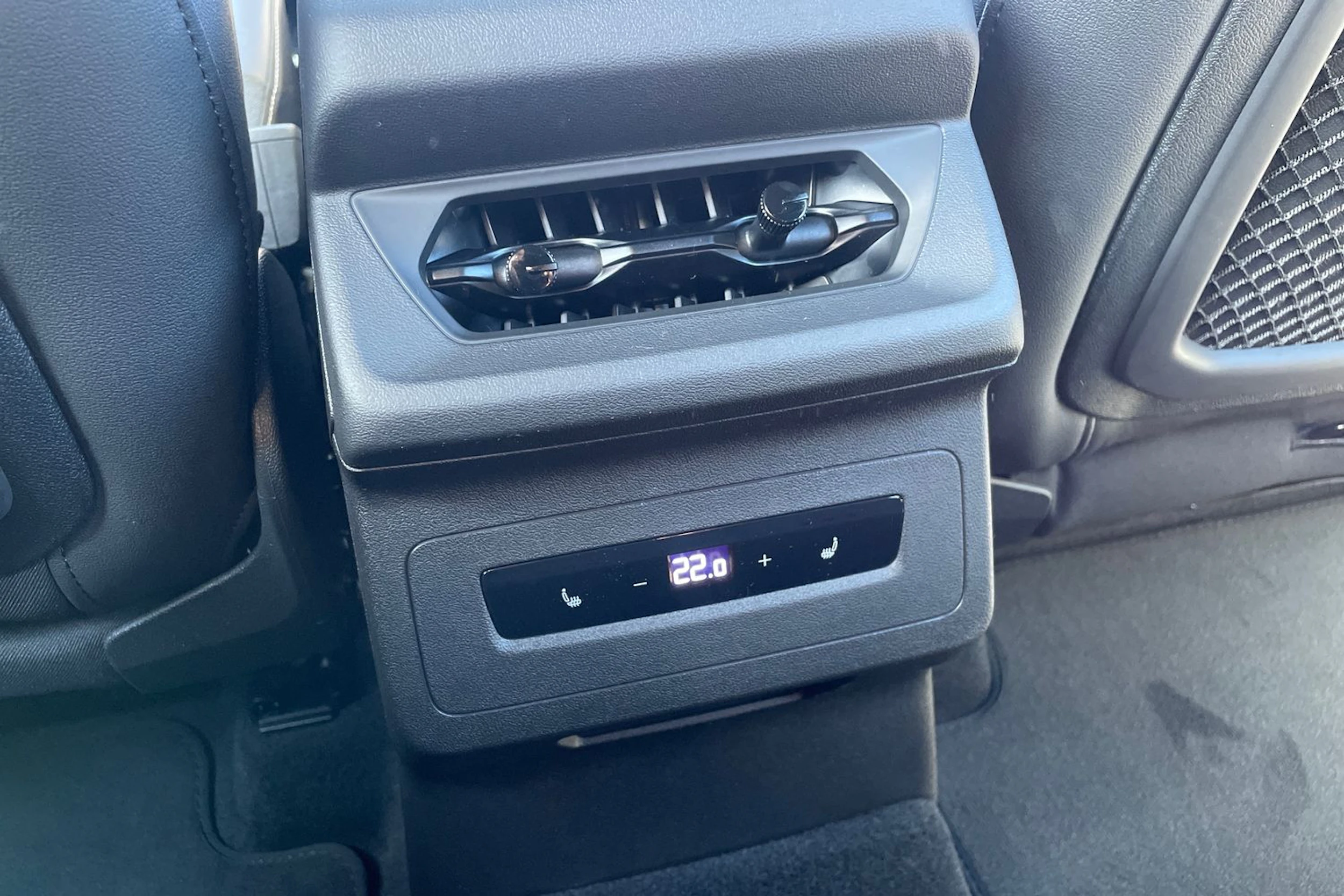 valkoinen Audi Q6 e-tron 2026 kuva 11.