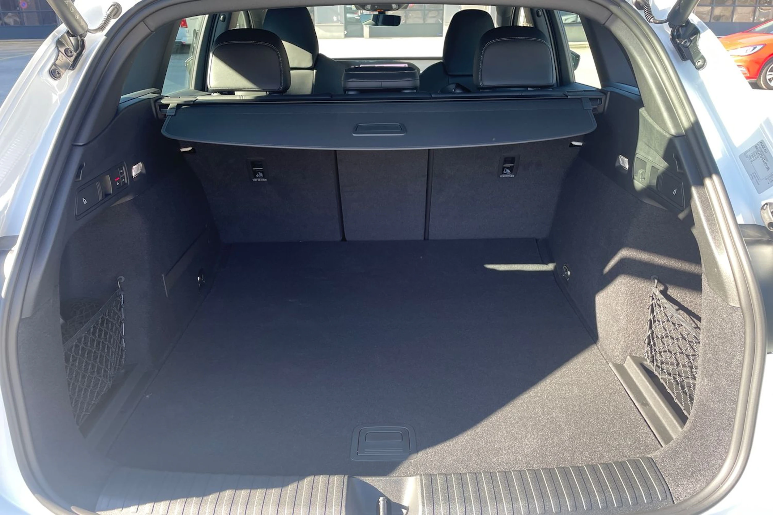 valkoinen Audi Q6 e-tron 2026 kuva 12.