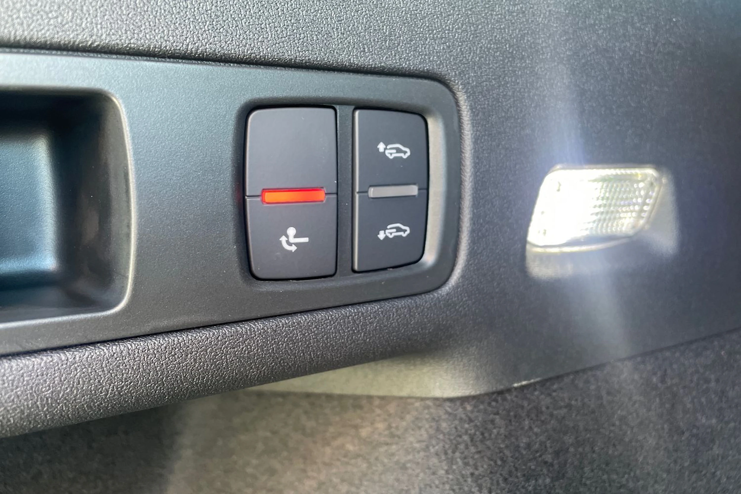 valkoinen Audi Q6 e-tron 2026 kuva 14.