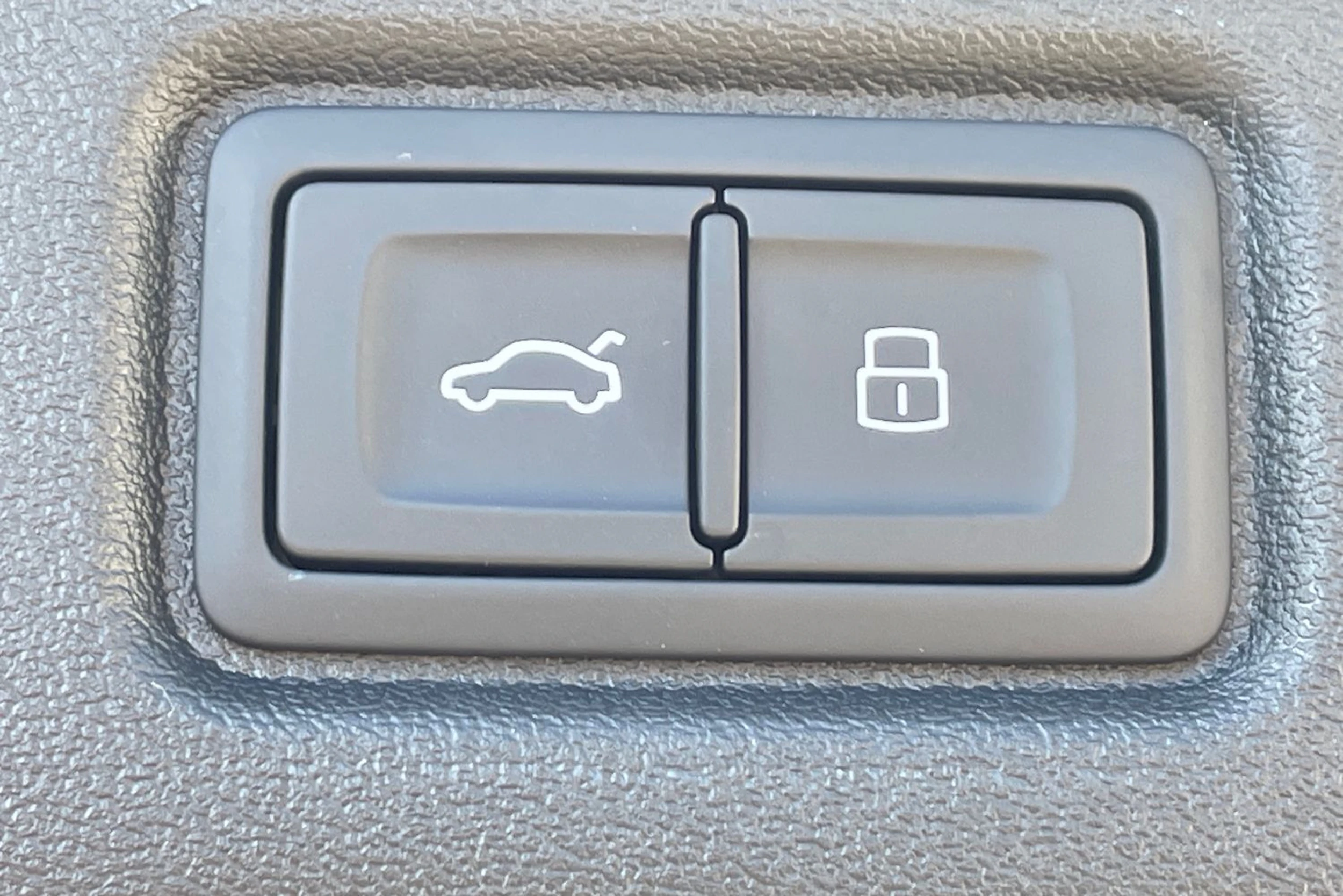 valkoinen Audi Q6 e-tron 2026 kuva 16.