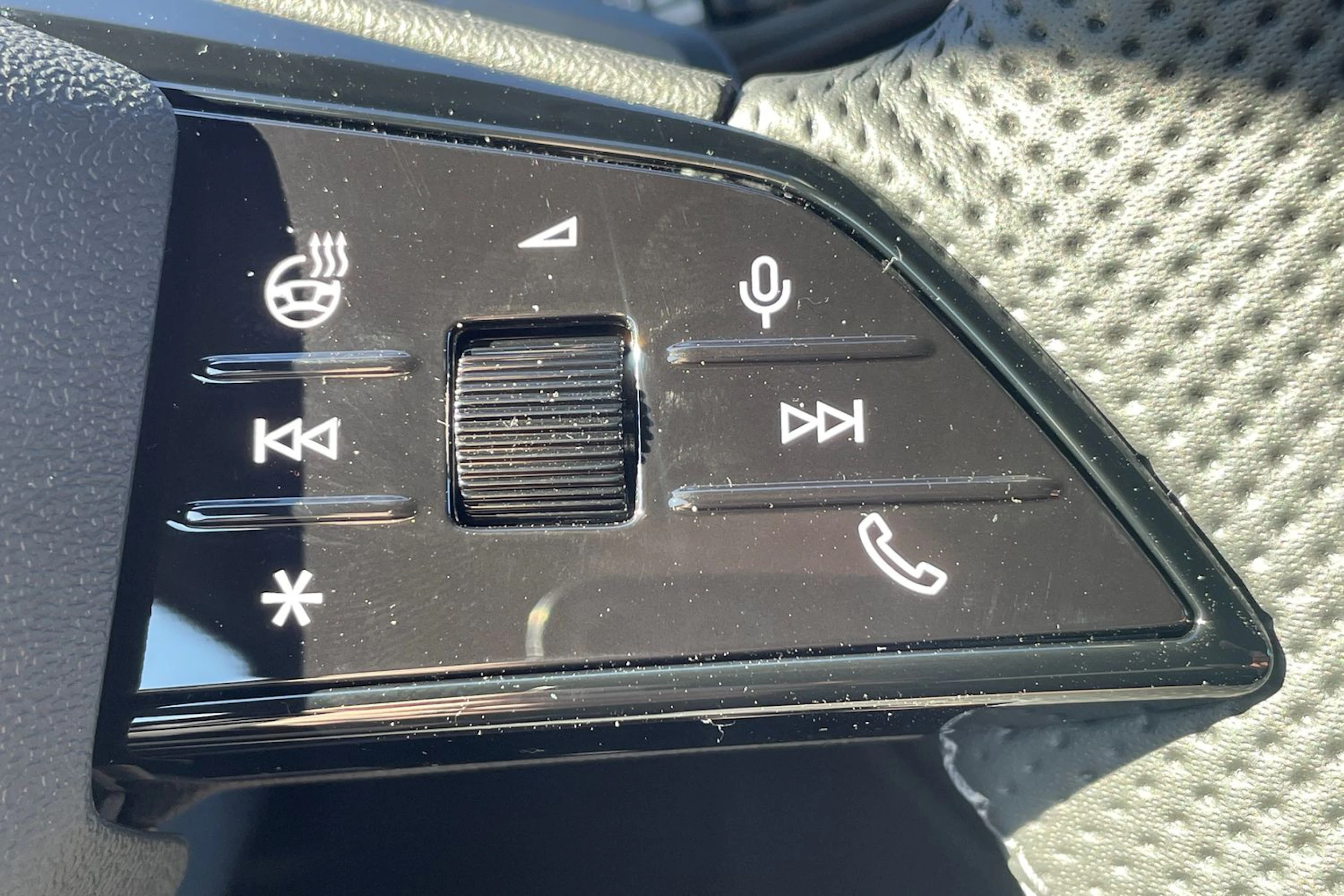 valkoinen Audi Q6 e-tron 2026 kuva 23.