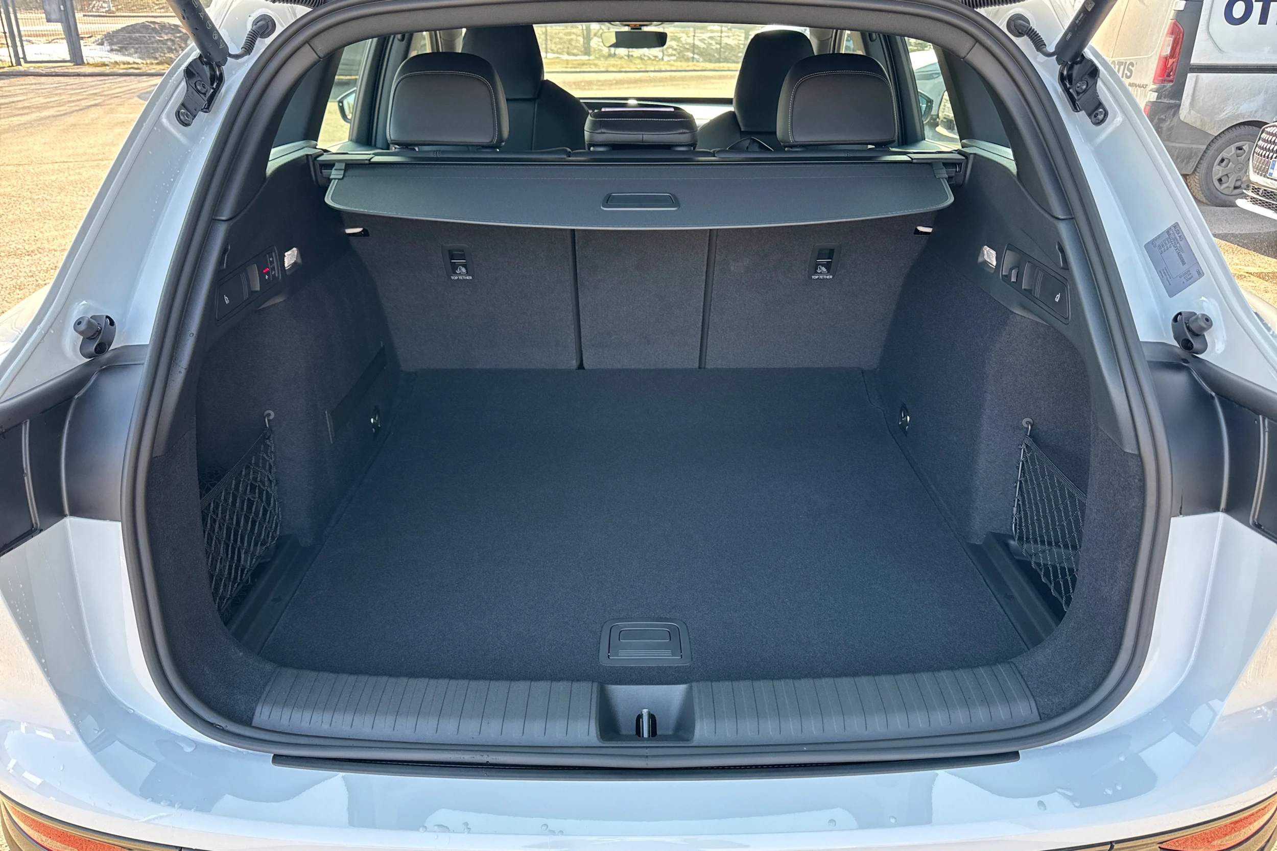 valkoinen Audi Q6 e-tron 2026 kuva 11.