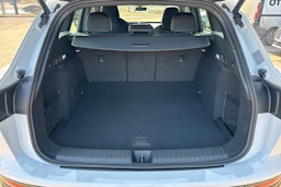 valkoinen Audi Q6 e-tron 2026 kuva 11.