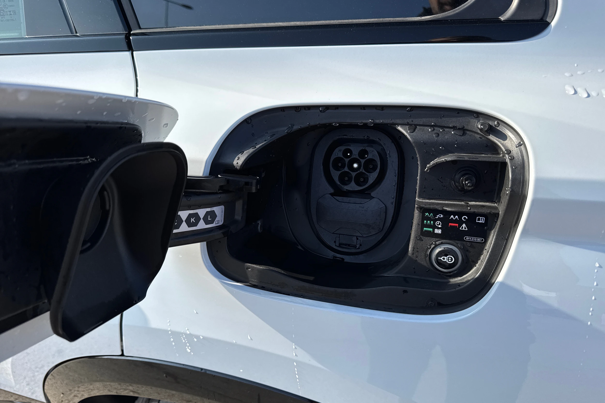 valkoinen Audi Q6 e-tron 2026 kuva 15.