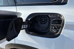 valkoinen Audi Q6 e-tron 2026 kuva 15.