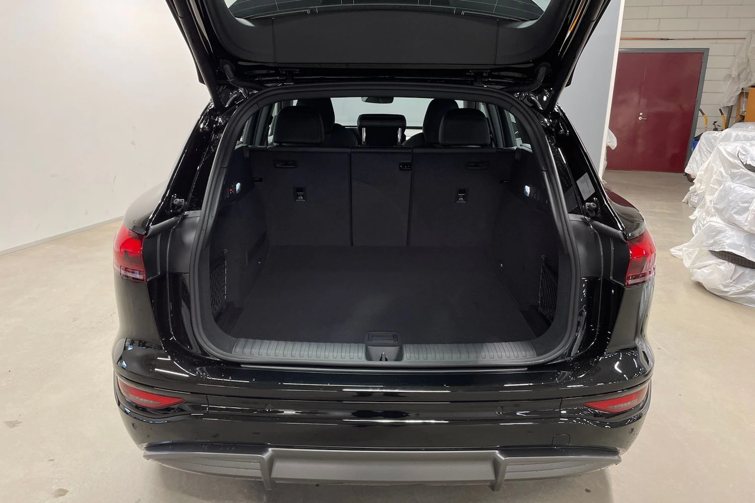 musta Audi Q6 e-tron 2026 kuva 11.