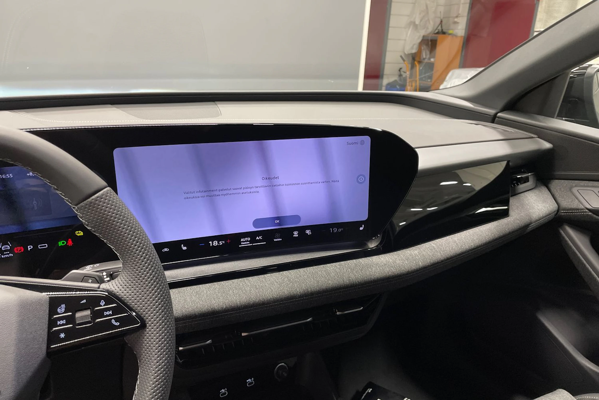 musta Audi Q6 e-tron 2026 kuva 15.