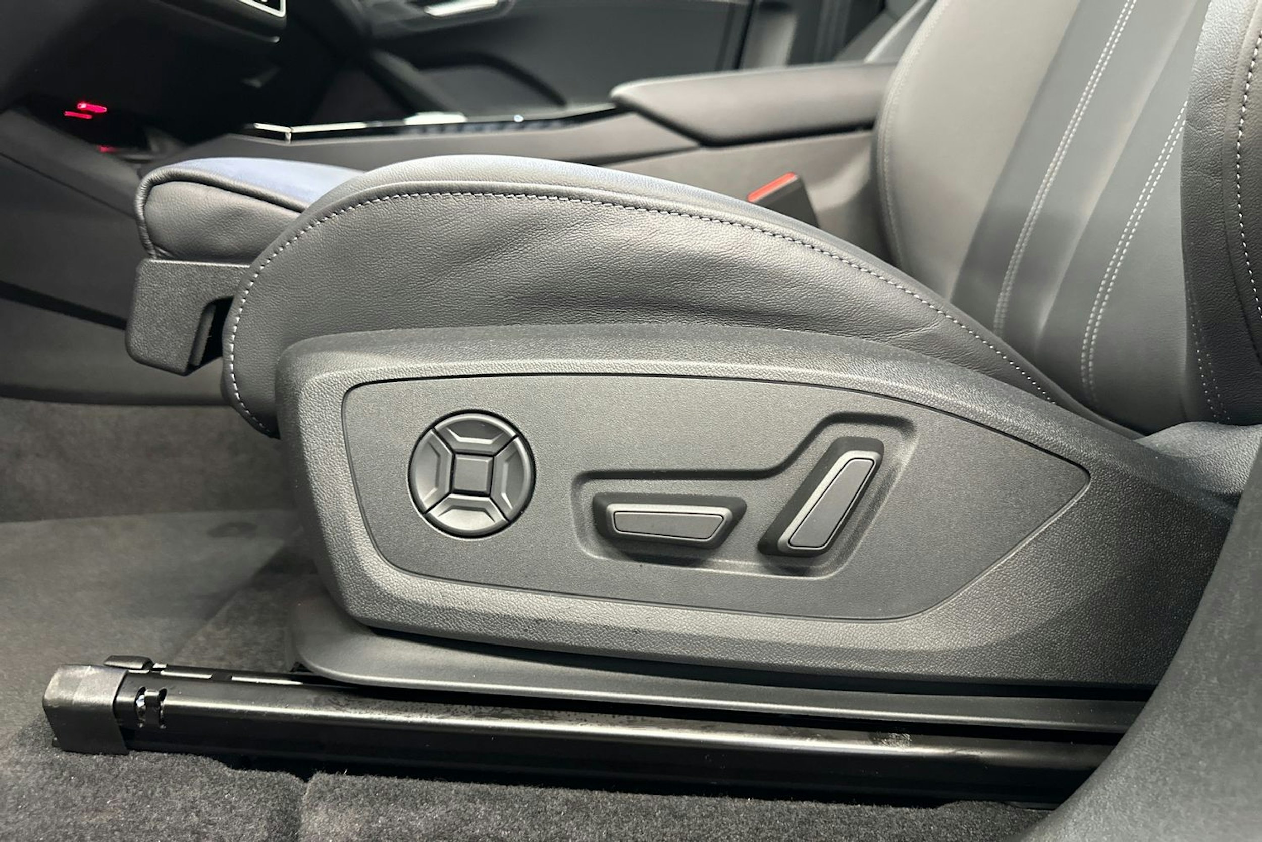 plasma sininen Audi Q6 e-tron 2026 kuva 17.