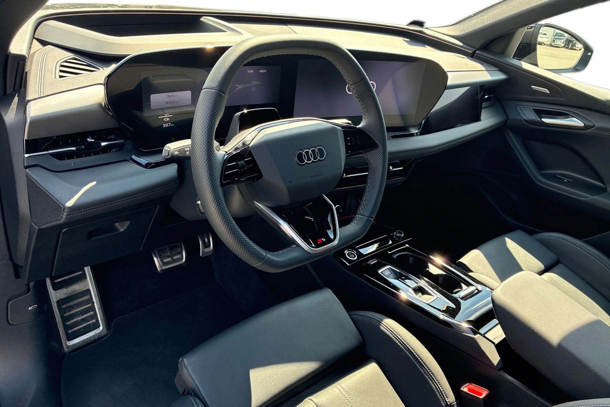musta Audi Q6 e-tron 2026 kuva 6.
