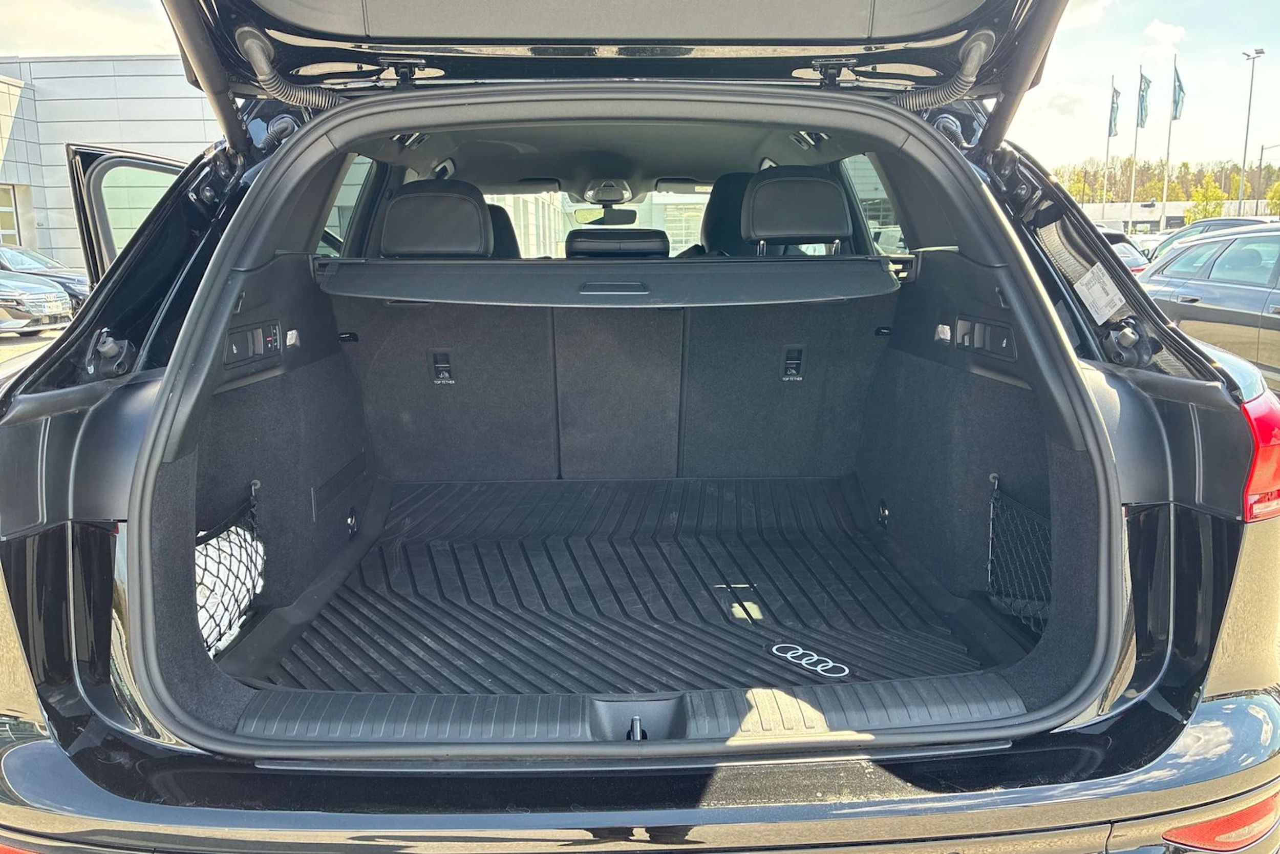 musta Audi Q6 e-tron 2026 kuva 11.
