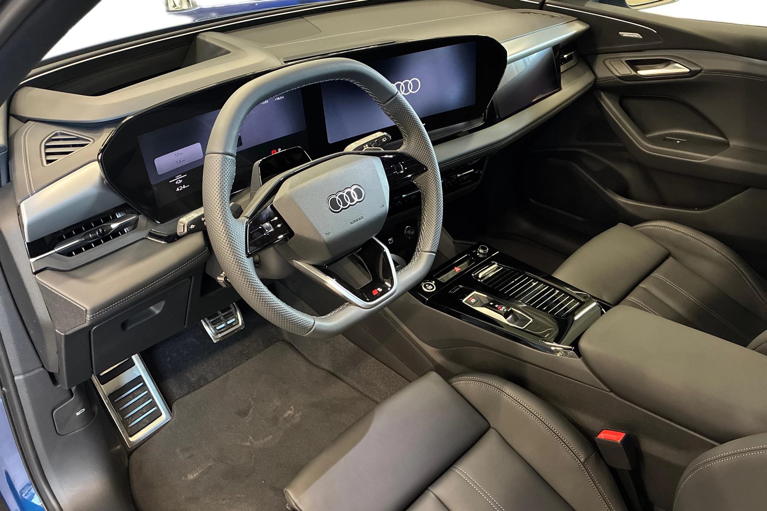 sininen Audi Q6 e-tron 2026 kuva 6.