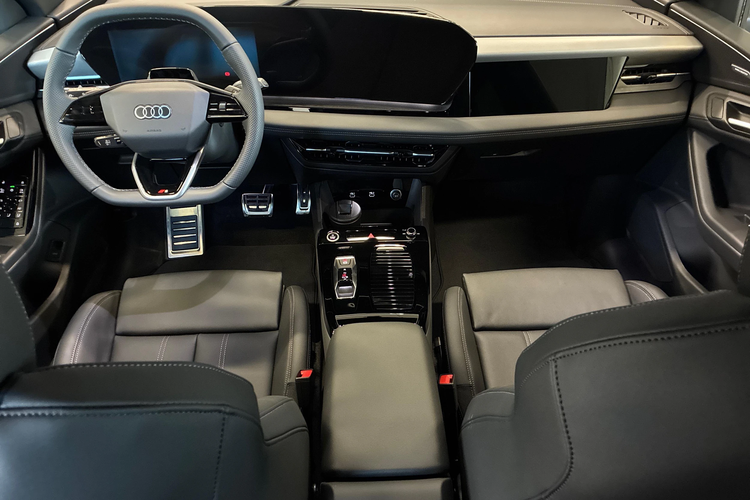 sininen Audi Q6 e-tron 2026 kuva 7.