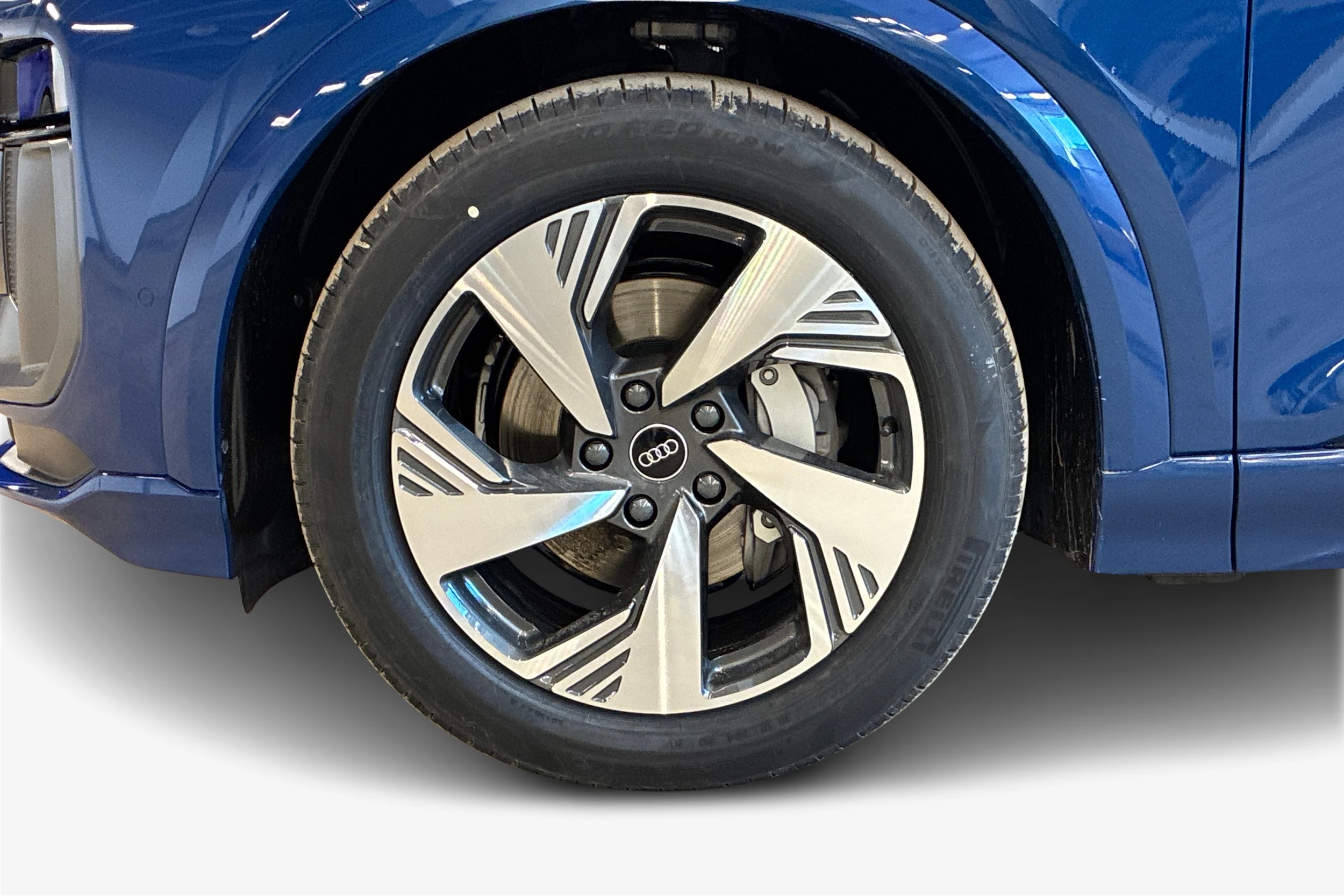 sininen Audi Q6 e-tron 2026 kuva 9.