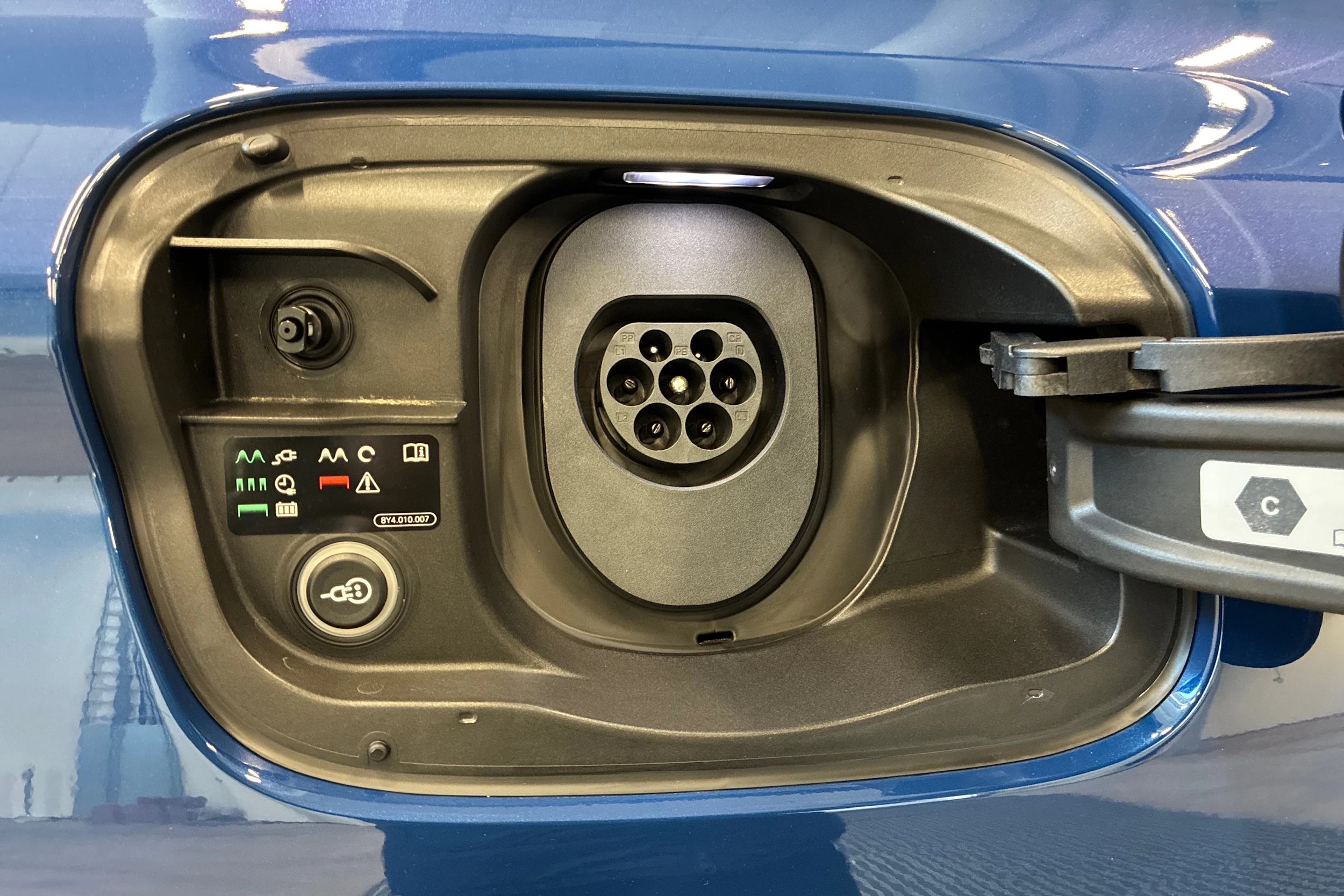 sininen Audi Q6 e-tron 2026 kuva 15.